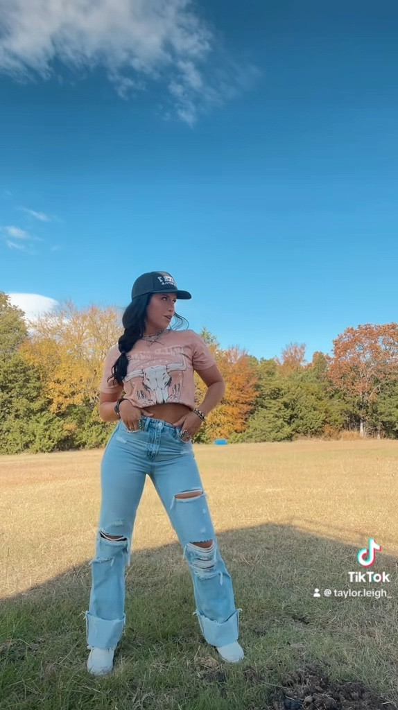 Size 26 in jeans(100%cotton, no stretch), (normally a size 9 in shoes) Size 8 in hey dudes. Can’t find the Tee to link😭 #westernfashion #fashion #western 
