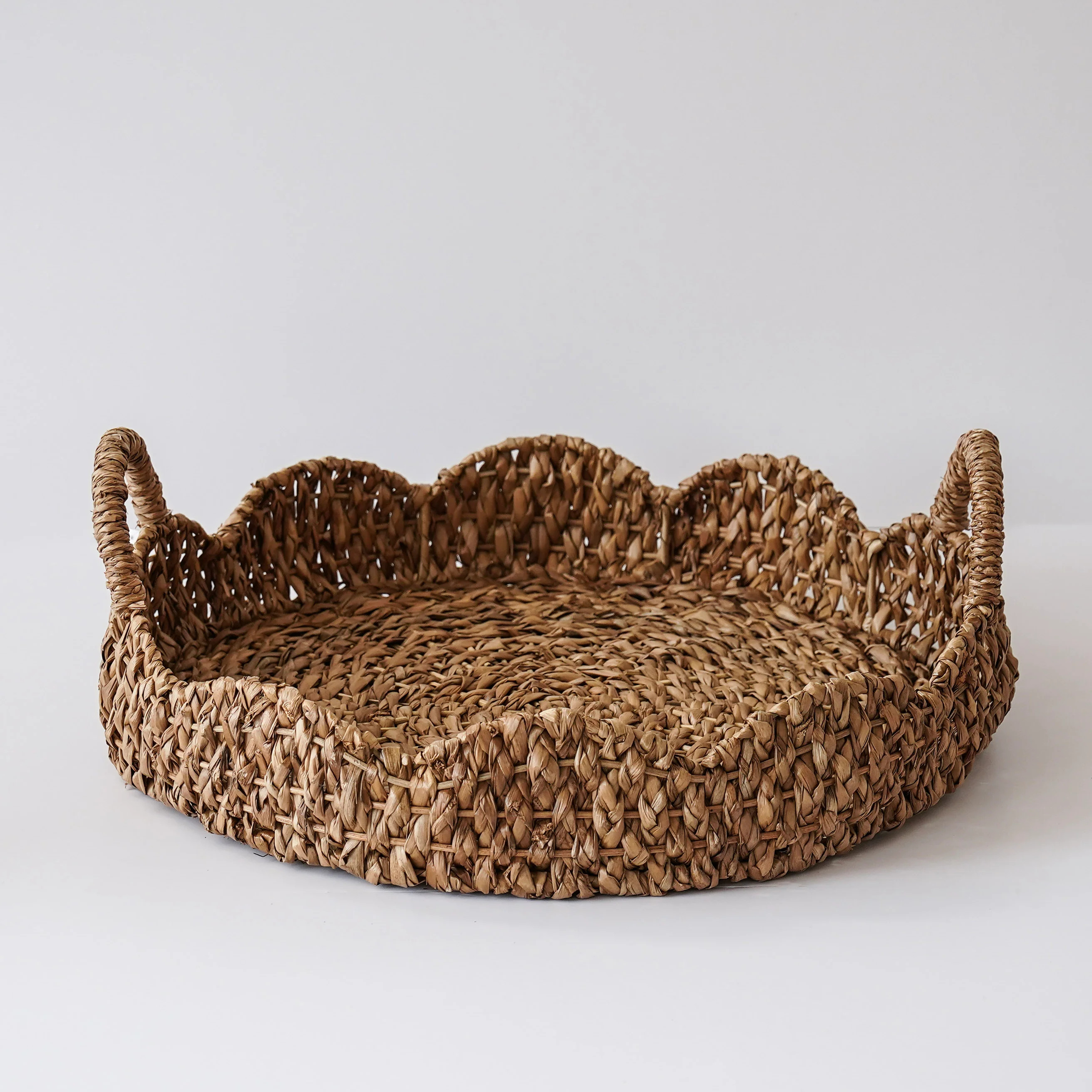 Braided Scalloped Seagrass Tray | MJHome
