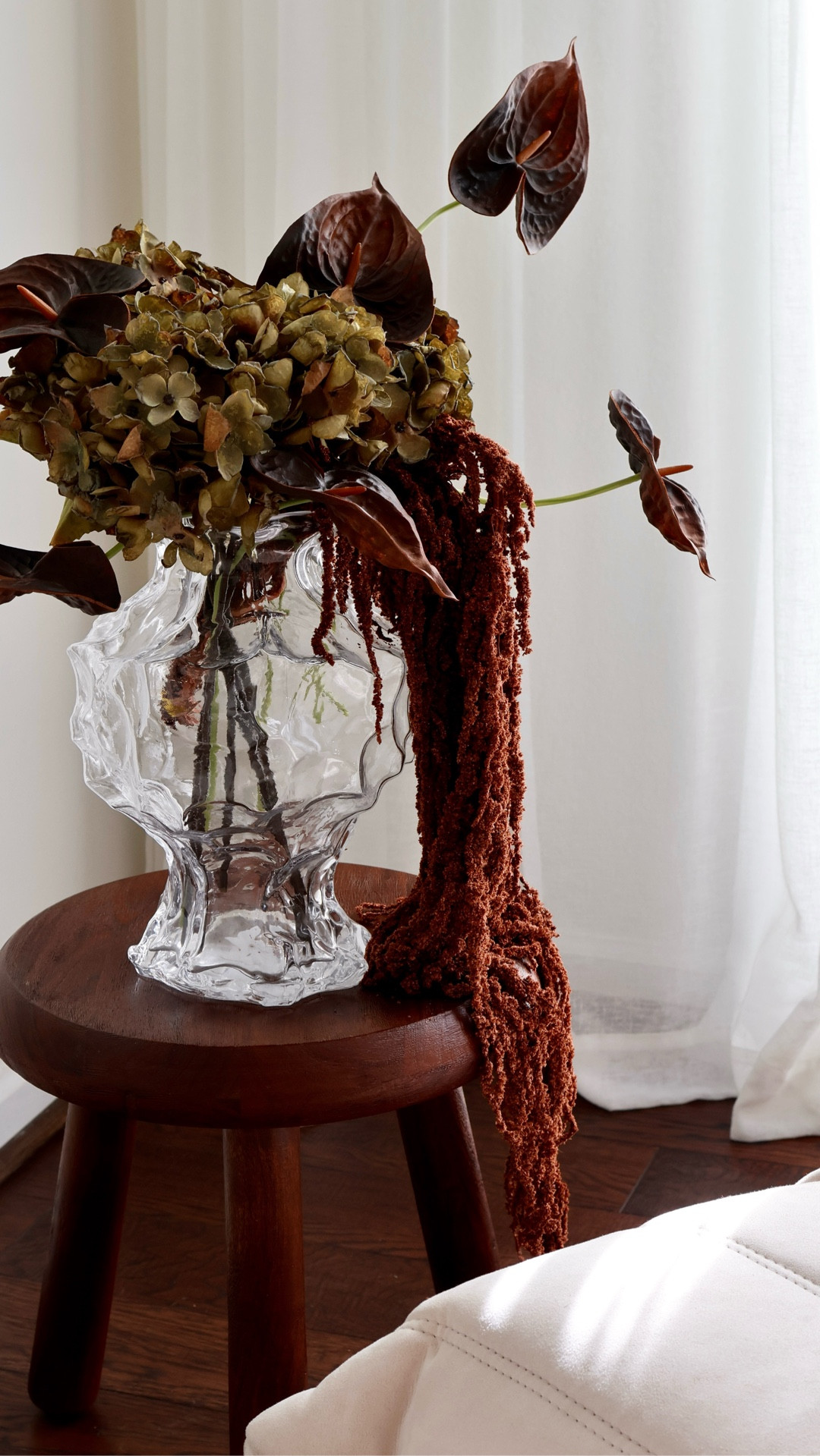 Spring, but make it moody. Proof that faux florals can be just as beautiful 🤌🏻

Comment “shop” for links. 

-
#flowerarrangement #moodyaesthetic #brown #minimaliststyle #stylingideas