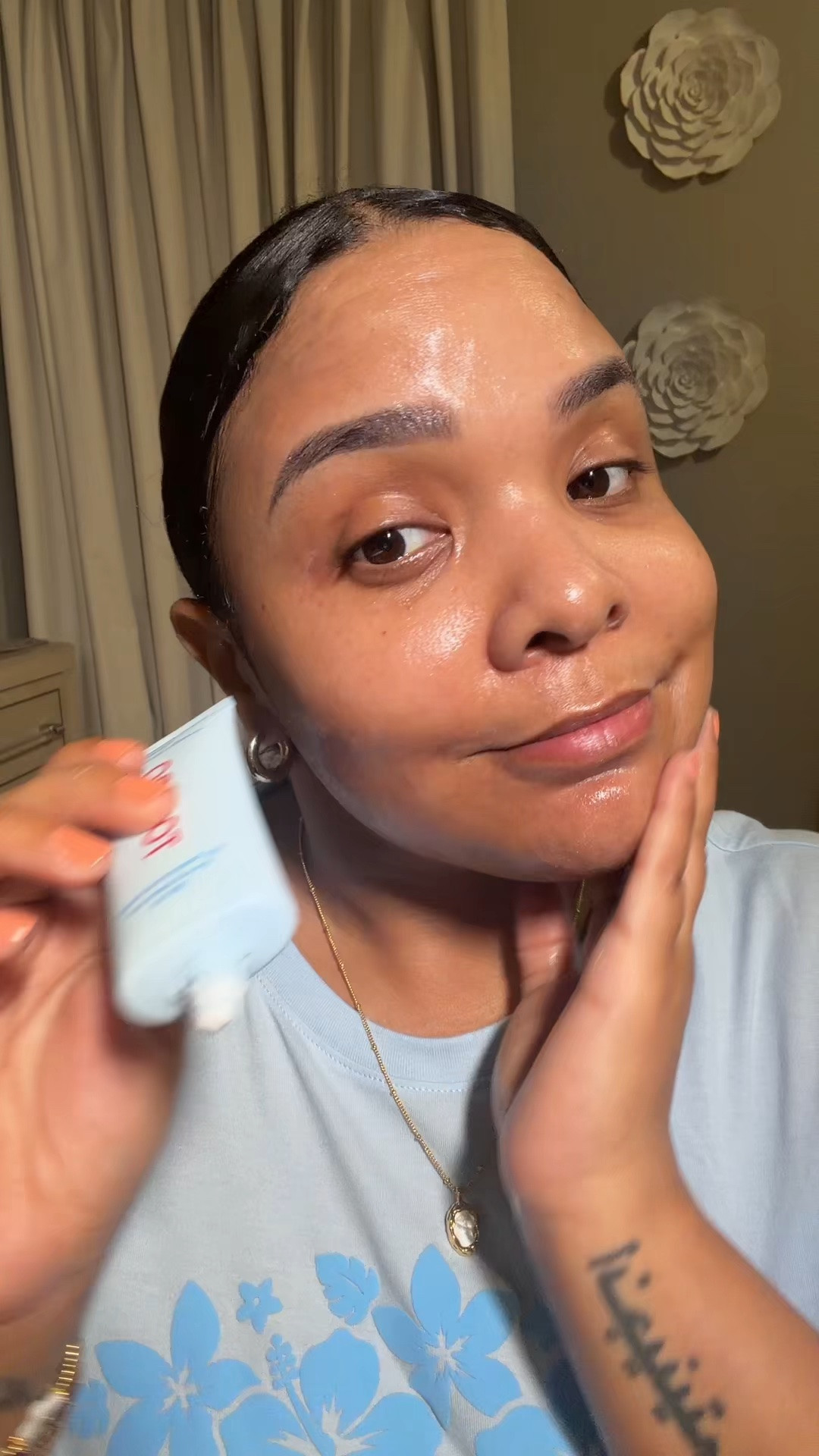 ¿Retocar el protector solar SOBRE EL MAQUILLAJE sin arruinarlo? ¡Sí se puede!
Este dúo de TOCOBO es el secreto
mejor guardado de la cosmética coreana.
Watery Sun Screen: Súper ligera, se absorbe en segundos y deja la piel hidratada, fresca y lista para el maquillaje.
¡Cero efecto mimo!
Cotton Airy Sun Stick: El verdadero salvavidas. Es ultra mate y su textura de algodón te permite retocar la protección durante el día sobre el makeup sin mover absolutamente nada y controlando los brillos.
¡Protección real, acabado invisible y cero grasa!
* ¿Ya lo probaron?
#TOCOBO #tiktokmemorialday
#SunscreenDuo #SunStick #KBeauty
@TOCOBO US @TOCOBO

#LTKselfcare