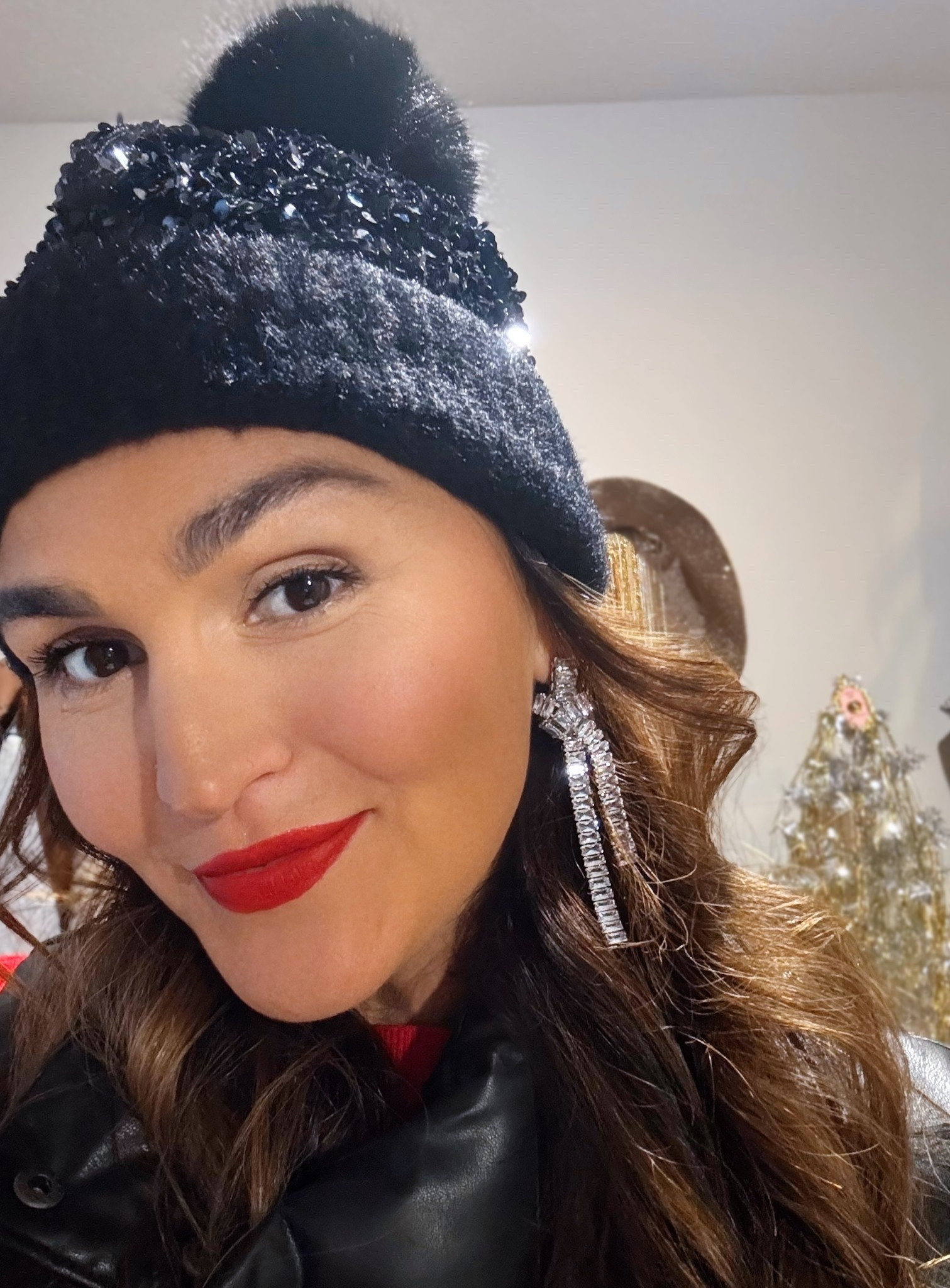Black sequin beanie
Holiday statement earrings ✨
Red lip 💋💄

#LTKBeauty #LTKGiftGuide #LTKHoliday