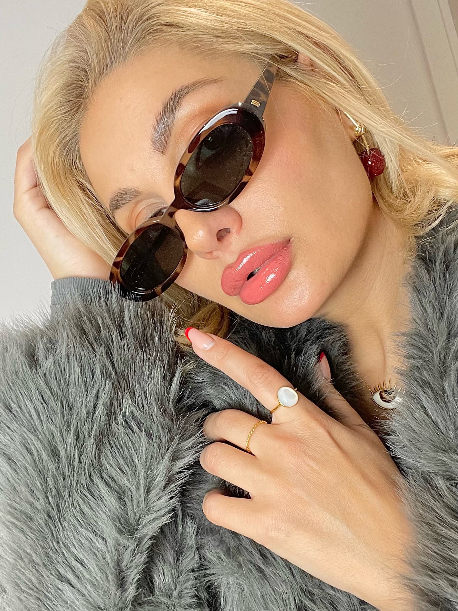 Gafas de sol le specs y anillos de linjer co ( my coat from H&M ) 
La gafas se llama : Outta love - tort. 

https://intl.lespecs.com/products/outta-love-tort-green-mono-lsp1802498


#LTKHoliday #LTKSeasonal #LTKGiftGuide