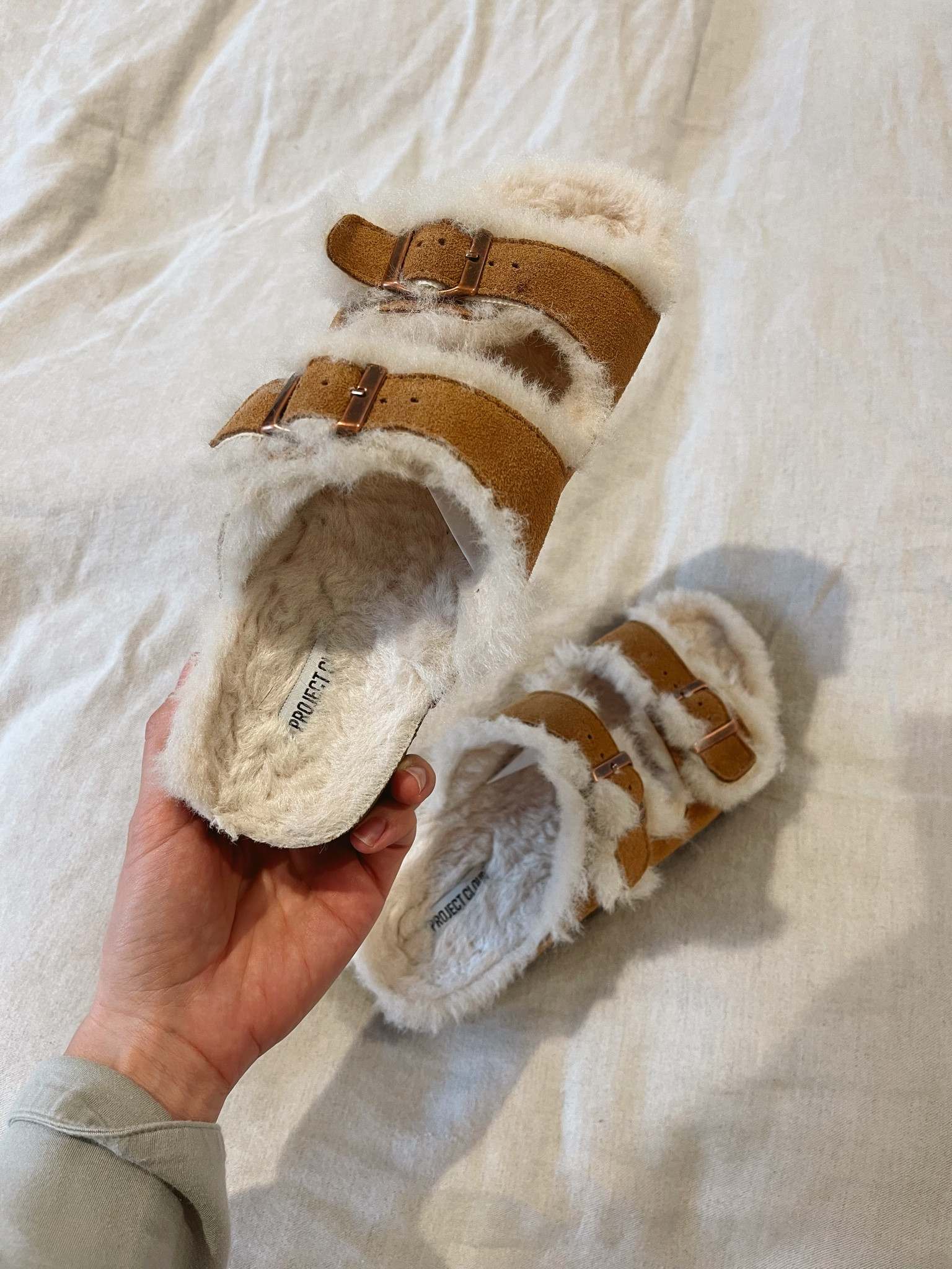 Starting off 2025 by posting about the coziest, fluffiest, most comfortable slippers - and they’re from Amazon! 🐻 🤎

#amazonfinds #amazonslippers #slippers #amazonshoes #amazonmusthave 

#LTKSeasonal #LTKShoeCrush #LTKFindsUnder50