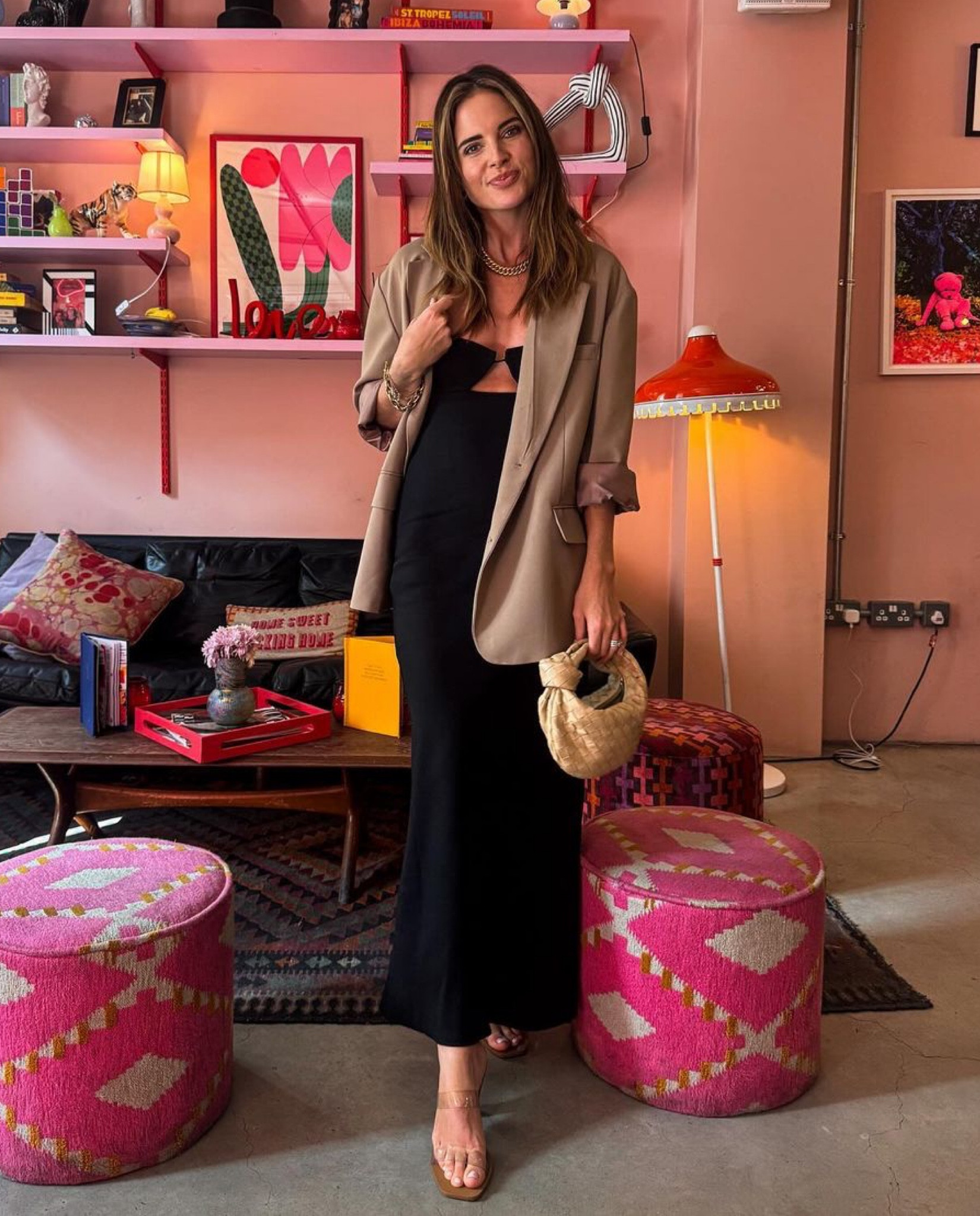 Beyond Chelsea! 🤎 #LTKlondon

Frankie shop, oversized blazer, bottega veneta bag, woven leather, date night outfit, autumn style, Christmas party outfit, cut out dress

#LTKeurope #LTKautumn #LTKuk
