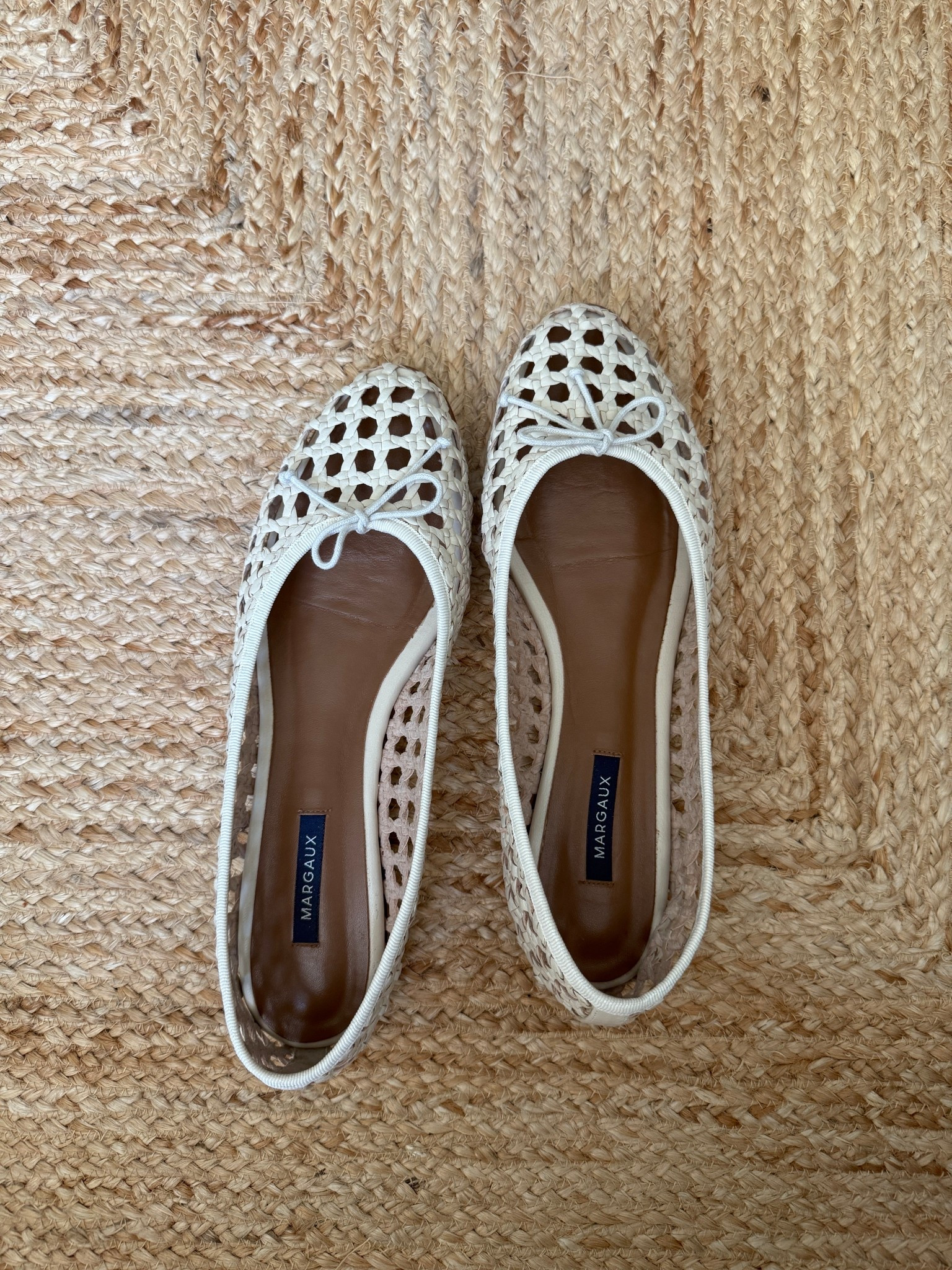 The perfect summer ballet flat. The Demi Flat from Margaux in the Ivory Woven Leather. I find this woven material runs a touch big, so if between sizes I’d size down a 1/2 size. But in the regular leather I take my true size. #shoes #accessories 