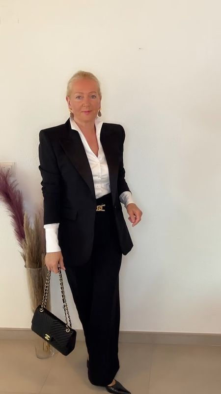 Black and white Look 🖤🤍
Marlenehosr mit weißer Bluse und schwarzem Blazer 🖤🤍

#LTKeurope #LTKstyletip #LTKGiftGuide