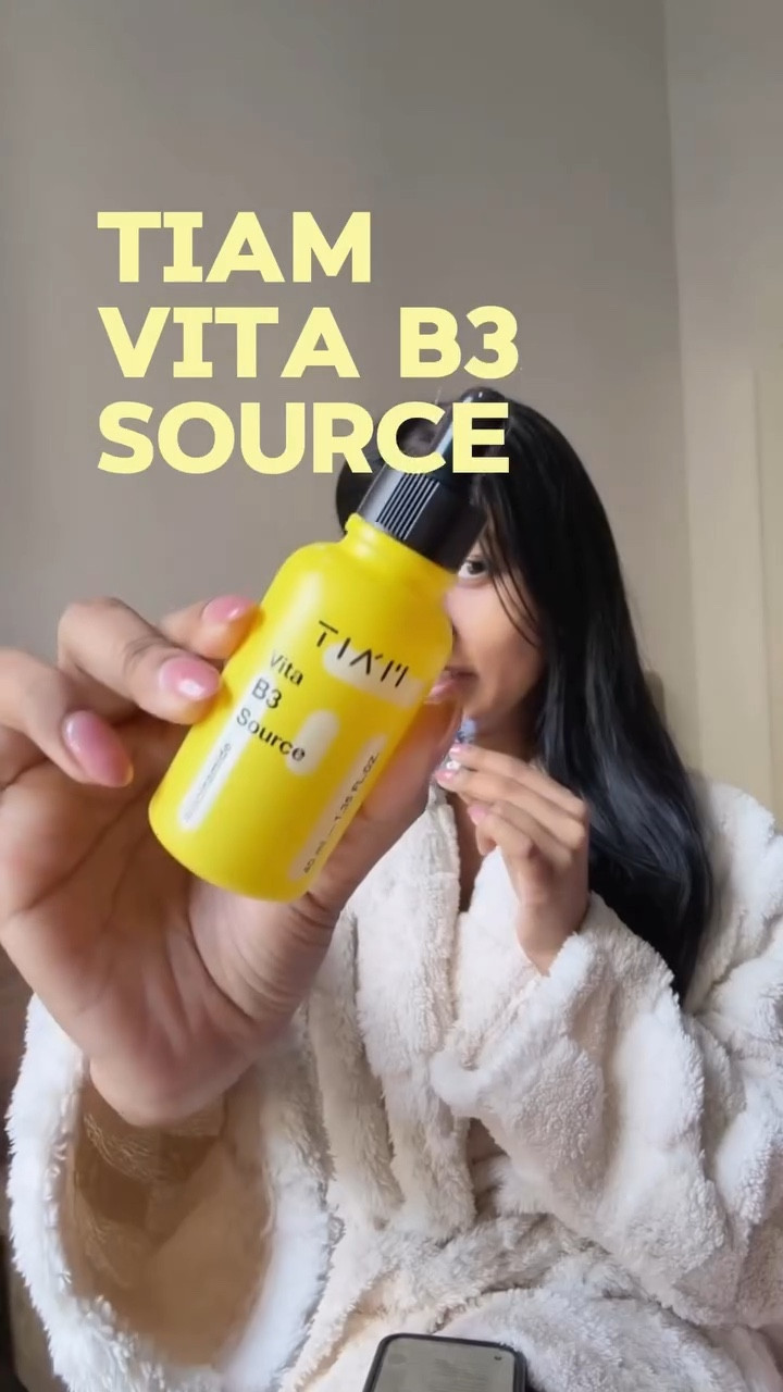 Dark spots? and need glass skin? ✨🌝

Let me introduce you @tiam_srilanka one of the unrated brands in the world. 

In today’s episode of TIAM TALKS 🍌🧴we talk about 👇

The TIAM Vita B3 Source Serum, distributed by @orionxoxolk has honestly become my everyday brightening step. It’s an authentic, NMRA approved Korean serum with 10% Niacinamide (Vitamin B3) + 2% Arbutin + Hyaluronic Acid — basically the dream combo for fading dark spots, controlling oil, shrinking the look of pores, and giving that clean glass-skin glow.

It’s super watery, absorbs in seconds, zero stickiness, and gentle even for sensitive skin. I love applying it on damp skin, then tapping extra on my dark spots, elbows, and knees too. My skin looks more even, less greasy, and naturally dewy without layering 10 products.

Perfect if you have oily skin, large pores, acne marks, or uneven tone.
And yes always finish with sunscreen during the day ☀️

K-beauty girls know… TIAM is COSRX’s sister brand, so you already know the formula is elite

Purchase at @orionbeautylk 🎀

#Tiam #TiamVitaB3 #NiacinamideSerum #KbeautySkincare #BrighteningSerum