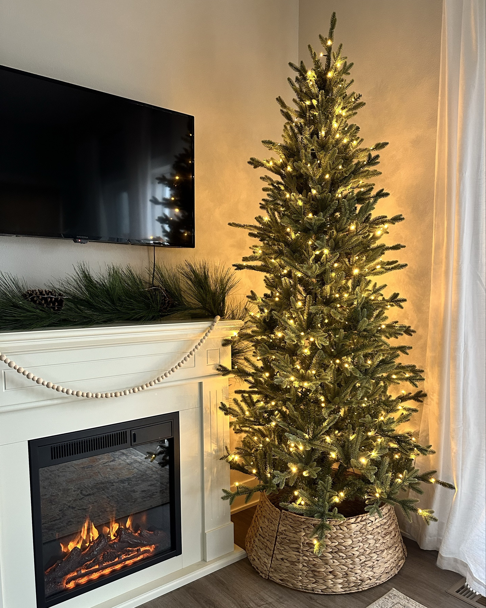 as soon as the sun sets before 5:00PM, I’m here for the twinkle lights + cozy vibes ✨🌲🔥 

perfect tree under $150 and electric fireplace under $300

#christmastree #electricfireplace #cozyvibes #wintertime #twinklelights #llbychelshome

#LTKHome #LTKHoliday #LTKSeasonal