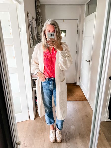 Finally a long cardigan that has the right length for tall girls and the balloon sleeves make for easy layering. The beautiful beige color make it easy to combine. Here I paired it with a bold red and pink boho blouse and blue boyfriend jeans and beige chunky loafers. 

Cardigan one size
Blouse one size
Jeans EU40 tall
Loafers RDA tts



#LTKstyletip #LTKeurope #LTKcurves
