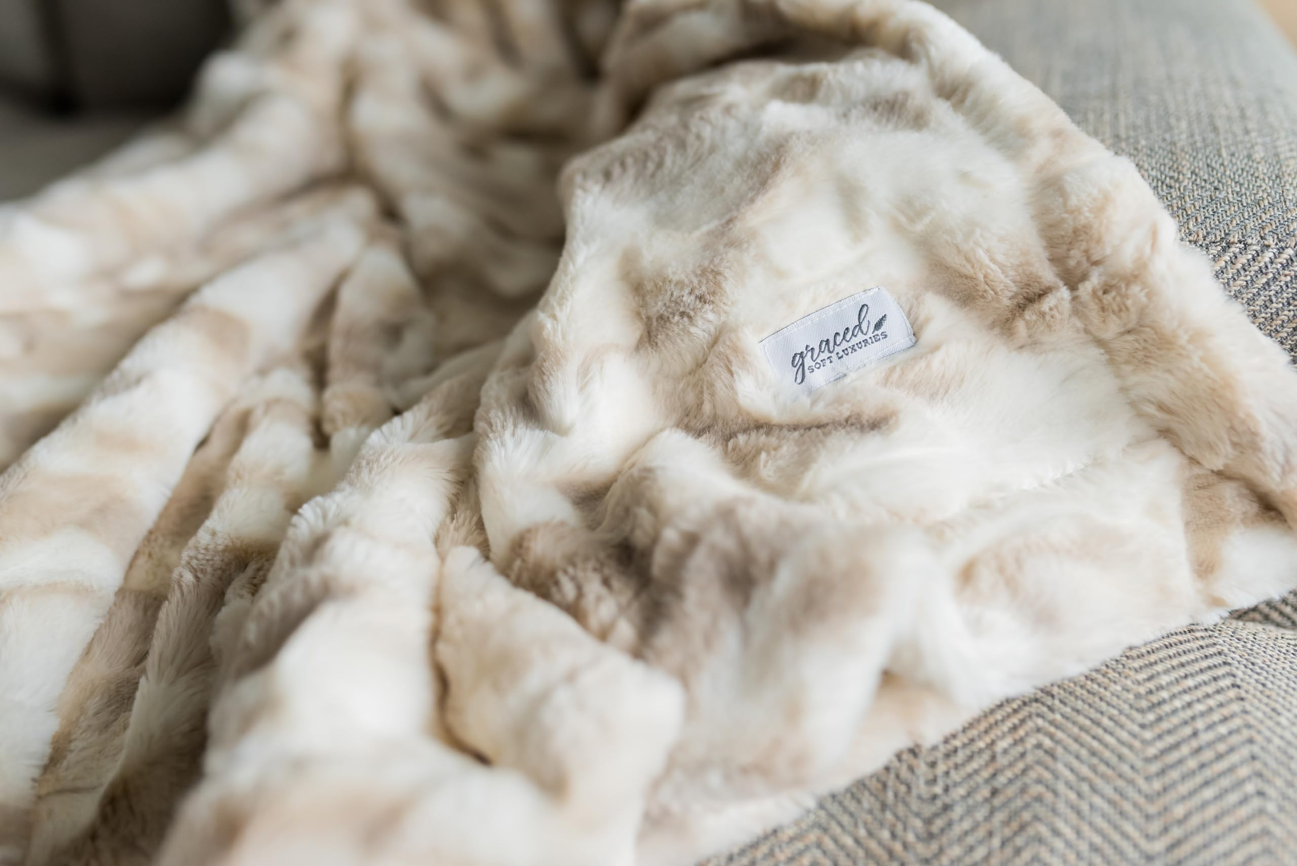 GRACED SOFT LUXURIES Oversized Throw Blanket Home Decor Warm Elegant Softest Cozy Faux Fur Decora... | Amazon (US)