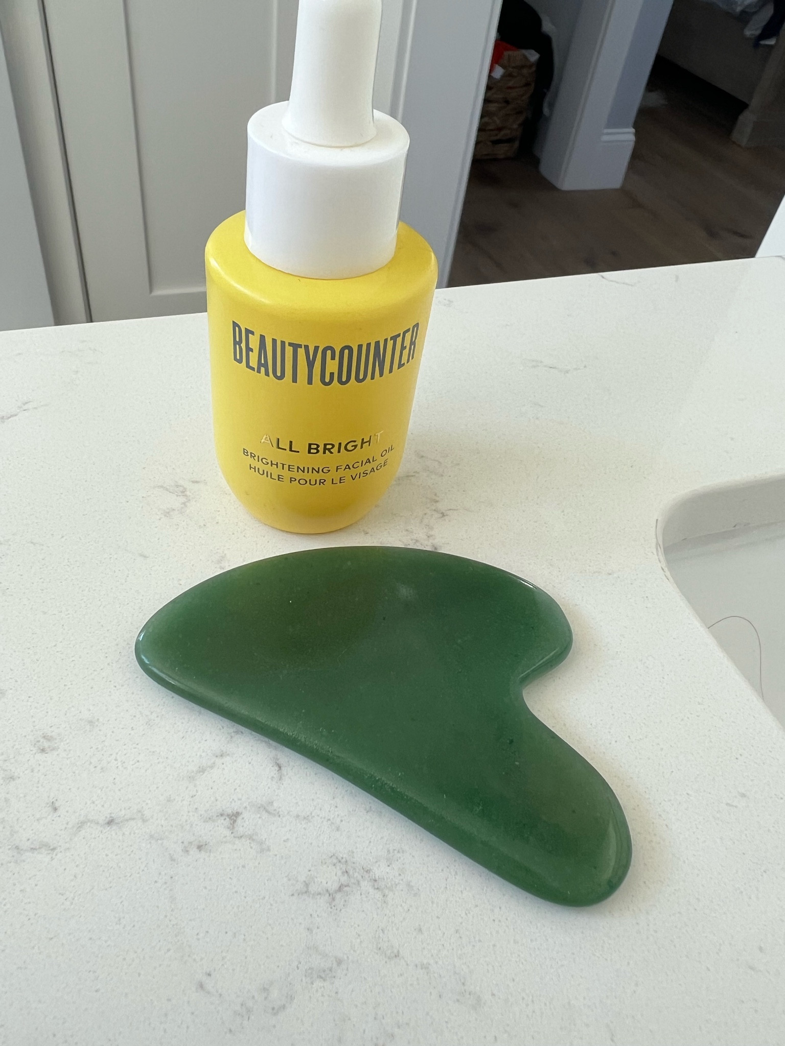 Nothing more relaxing than my brightening oil and guasha on a Sunday morning 🫶🏼 The brightening oil is so moisturizing and nourishing leaves my skin hydrated plump and even!