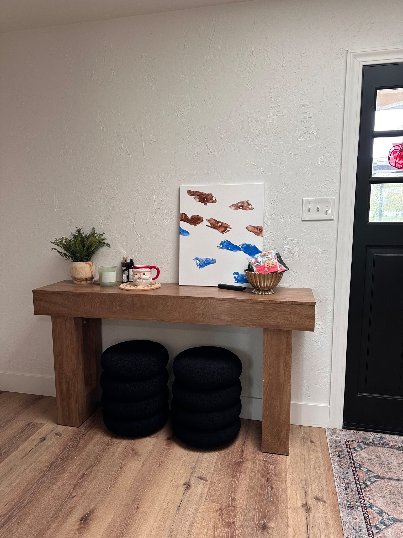 Need to spice up this space but absolutely in love with my new console table and storage poufs 😍👏🏼 