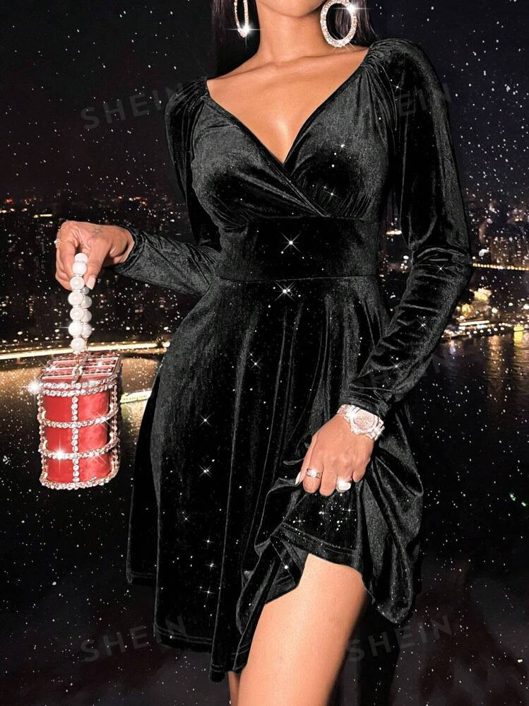 SHEIN Allurite Vestido corto casual minimalista de manga larga con cuello en V y plisado para muj... | SHEIN