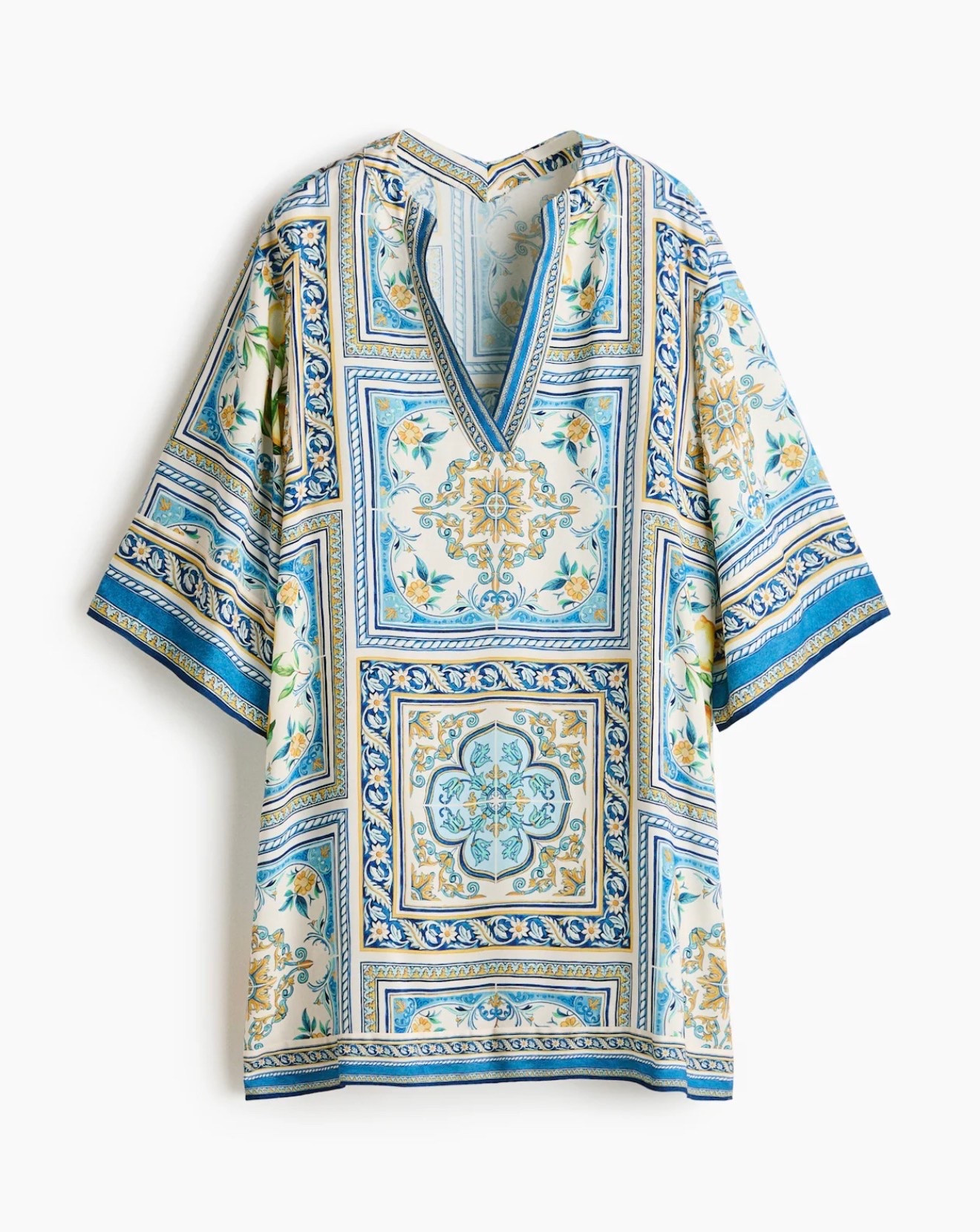 VISCOSE TUNIC DRESS
$24.99

Short, oversized tunic dress in woven viscose. V-neck at front and back, dropped shoulders, and 3/4-length sleeves. Unlined.

#LTKSeasonal #LTKActive #LTKTravel
