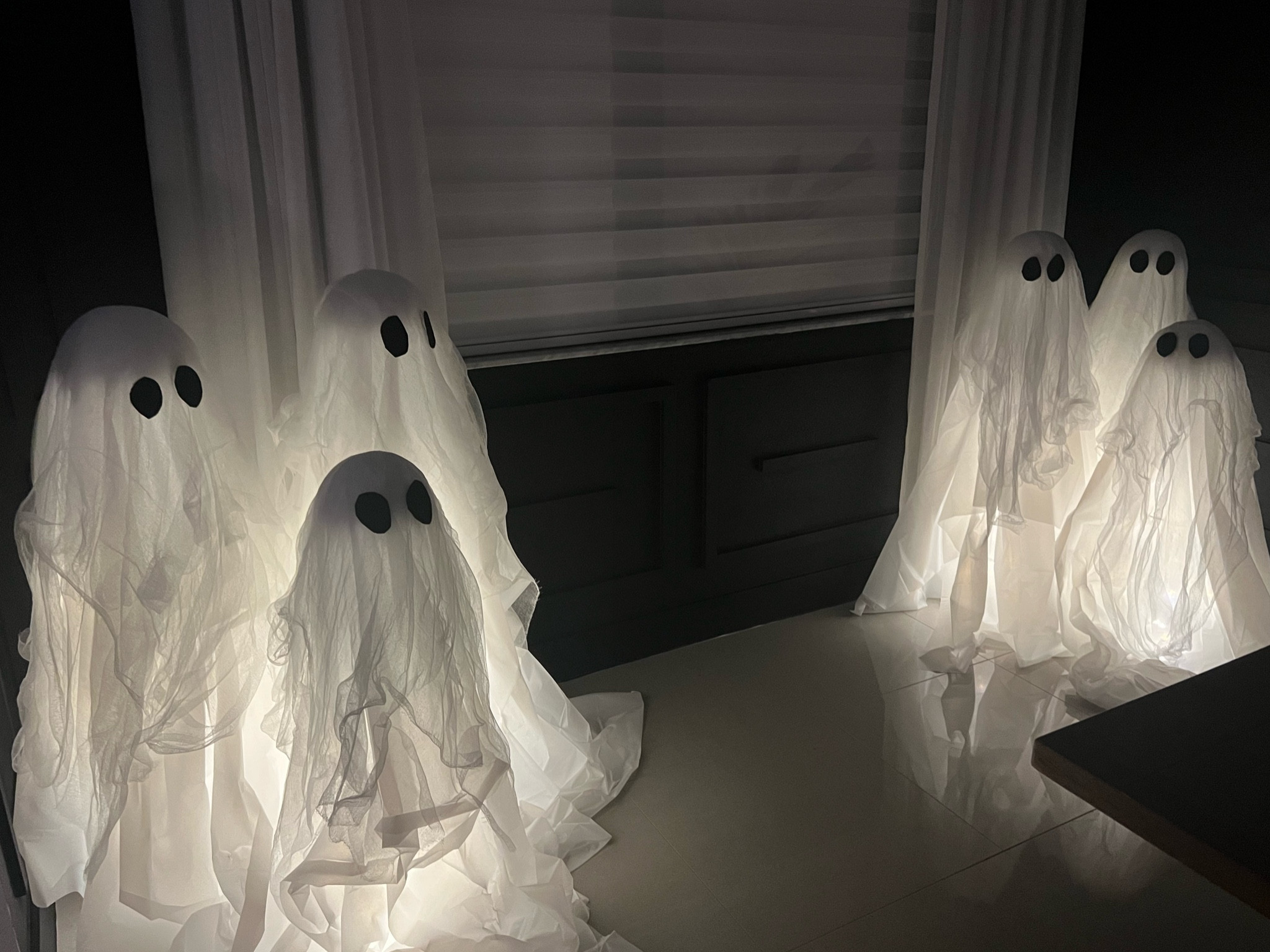 easy DIY Halloween ghosts. tomato cage ghosts, so easy to make and I made my Halloween ghosts waterproof so they could go outside! 