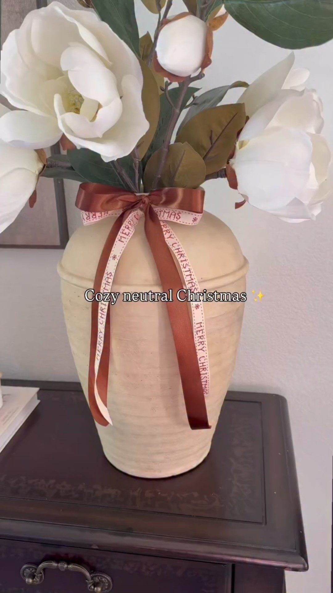 Christmas that feels peaceful and calm. 😌🎄

Don't get pressured by what you see online! Do whatever feels right for you! 😉

#home #homedecor #christmas #neutral #neutralchristmas #interiors #beige #brown #easthetic #homestyle