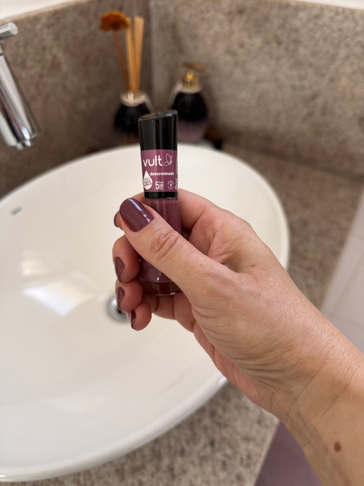 O esmalte da Vult tem um ótimo acabamento com efeito gel e ainda é 5 Free! 
Estou apaixonada por esse tom!

#vult

#LTKestilo50+ #LTKbeleza #LTKbrasil