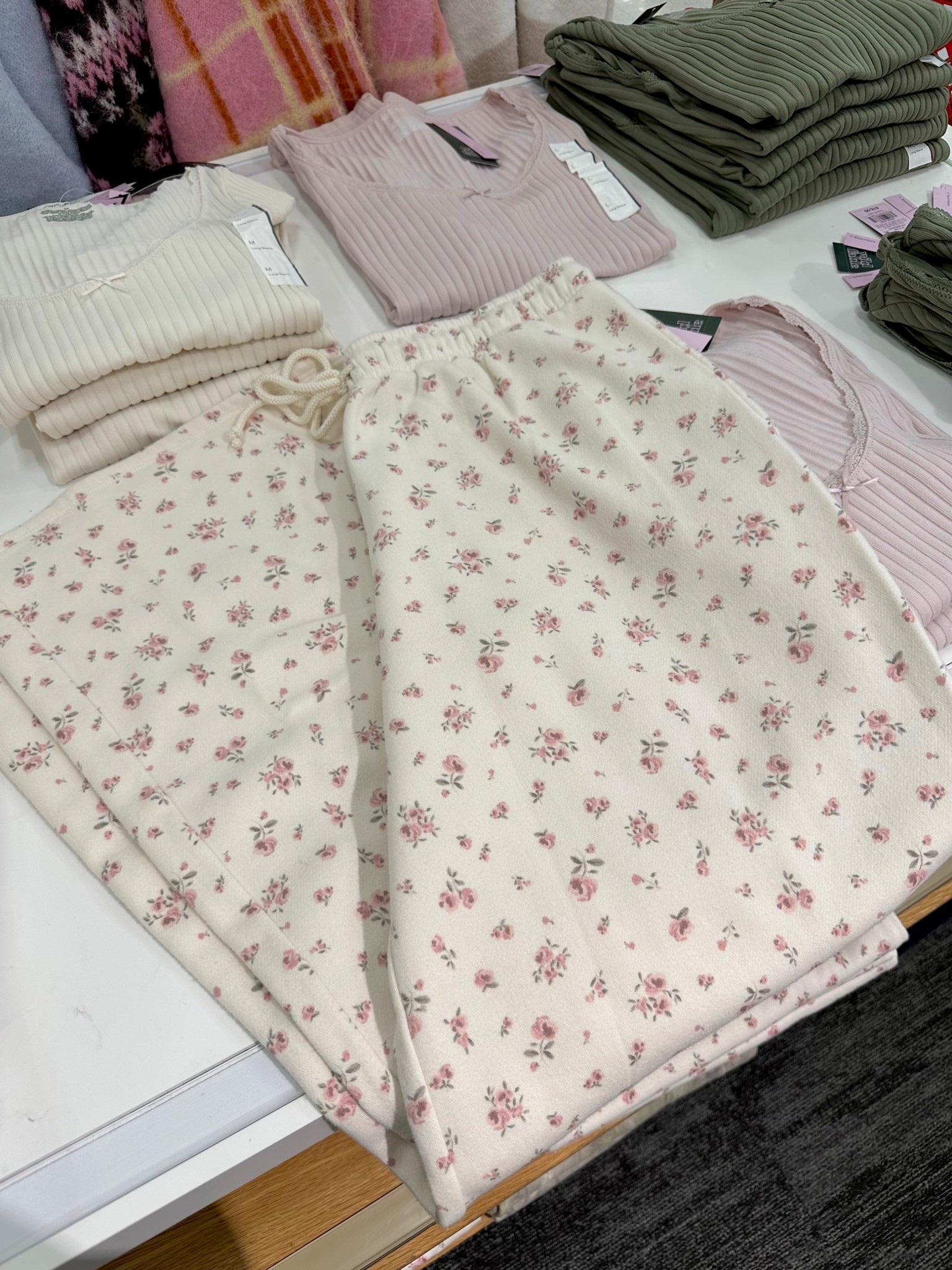 Wide legs pants 🌸

#LTKmorningroutine #LTKmomlife #LTKgrwm