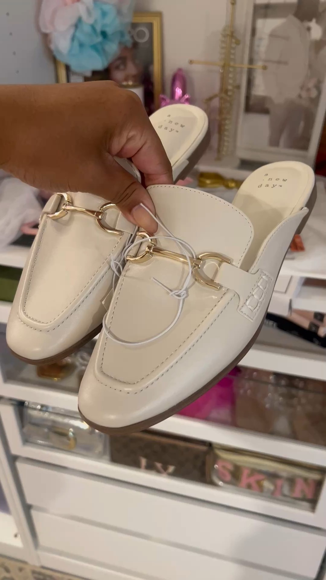 These cream mule flats will be my new go-to! They’re true to size, easy to slide on, and the gold detail on top gives that perfect touch of polish to dress an outfit up or down.

Whether I’m dressing them up with a blazer or keeping it casual with jeans, they just work comfy, chic, and in season. #slides #mules #womensshoes #falltrend #fallshoe

#LTKStyleTip #LTKShoeCrush #LTKParties