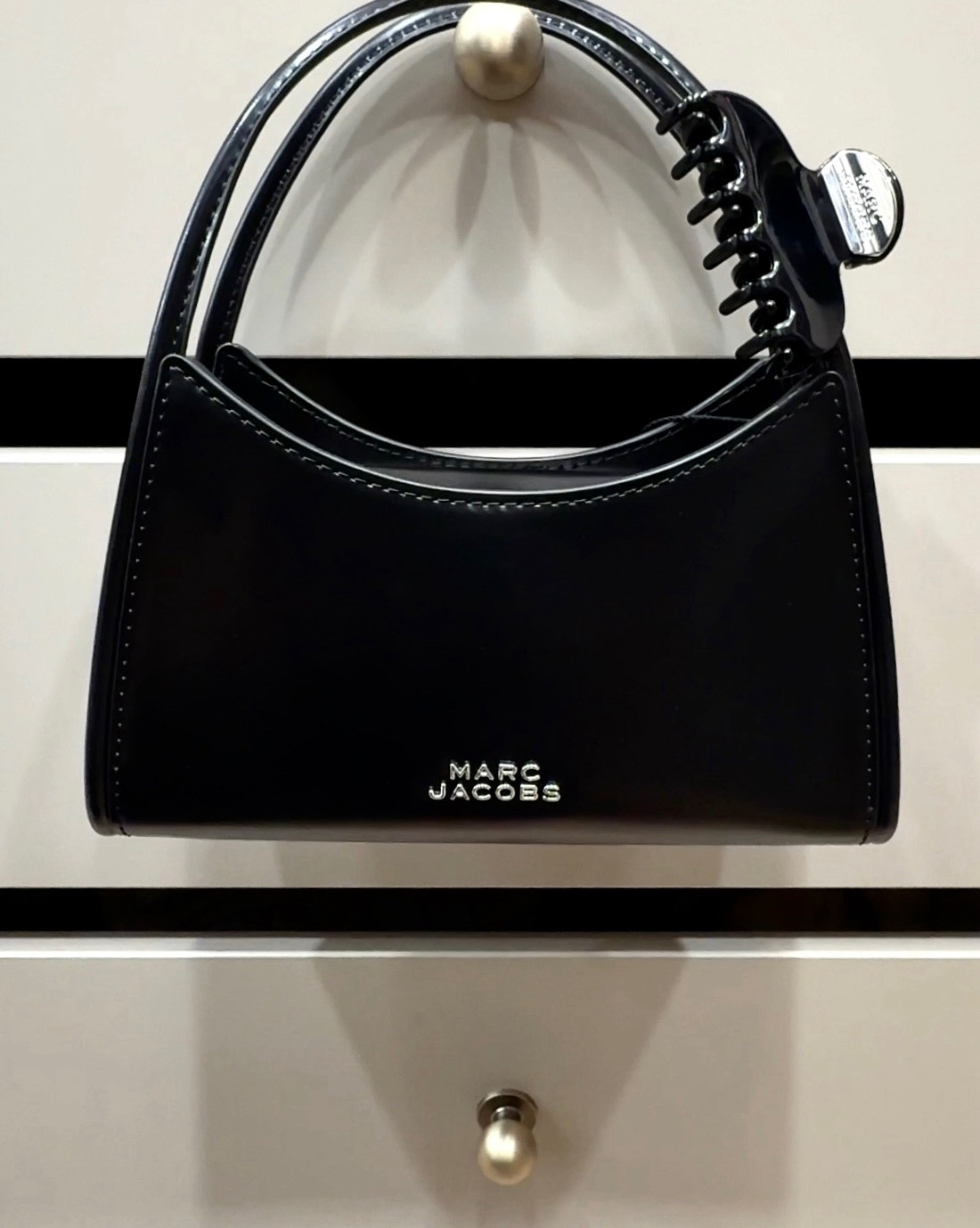 The famous claw clip bag 🫶🏻

Bow top (runs tts)
Perfect straight leg jean (runs tts)

#LTKSeasonal #LTKgrwm #LTKFindsUnder100