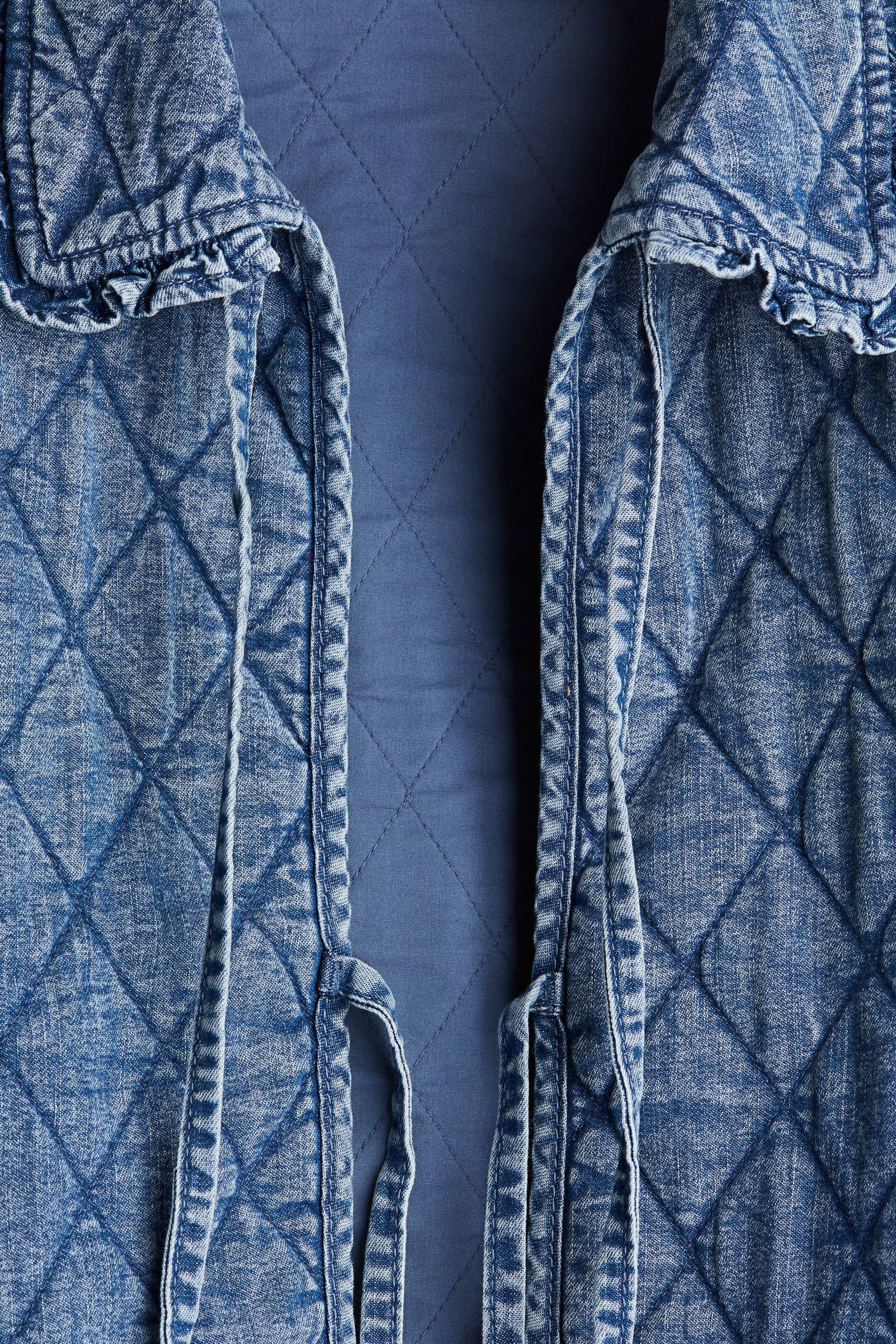 Denim jasje met doorgestikt dessin | H&M (DE, AT, CH, NL, FI)