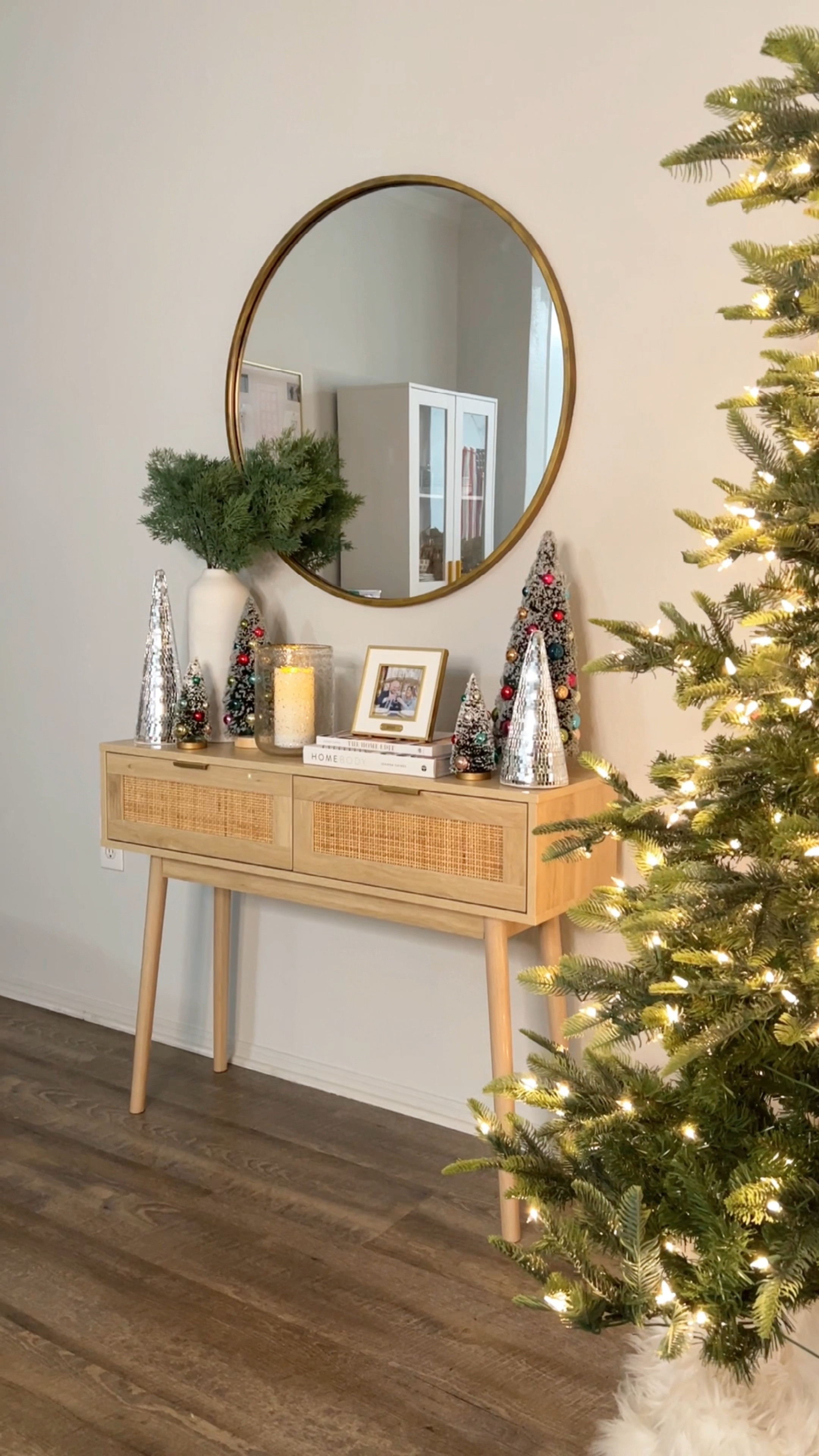 Our Christmas tree & the first bit of Christmas decor went up yesterday 🤩 I don’t care about Halloween and I’m already in holiday mode at work so I decided not to wait til November 1st!!! 😂😅🎄🎅🏼🎁

Christmas decor, natural Christmas tree, 6.5’ Christmas tree, boho Christmas decor, Target Christmas decor

#LTKSeasonal #LTKHoliday #LTKhome