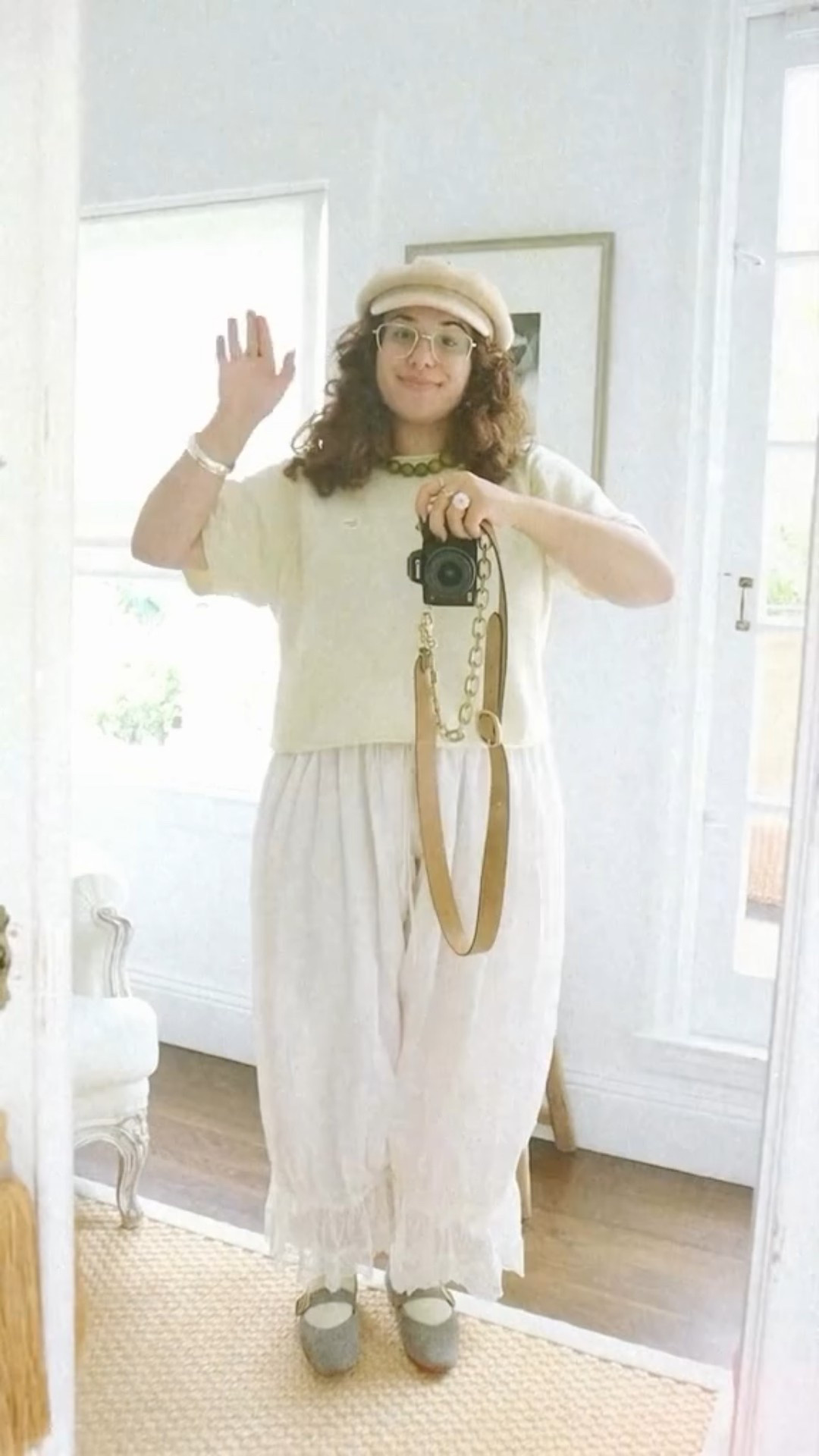 Pieces that are lightweight and effortless! Made to flow with me all day <3 

Styling:
@freepeople beret & bloomers
@americanvintage_officiel sweater
@madebyminga necklace
@leslie.francesca ring
@circusny flats

#ootd #wardrobestylist #outfitinspo #fallfashion #artist #freepeople #americanvintage #circusny #sanfrancisco #photographer