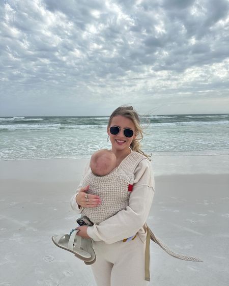 Beach outfit with baby // neutral baby carrier 