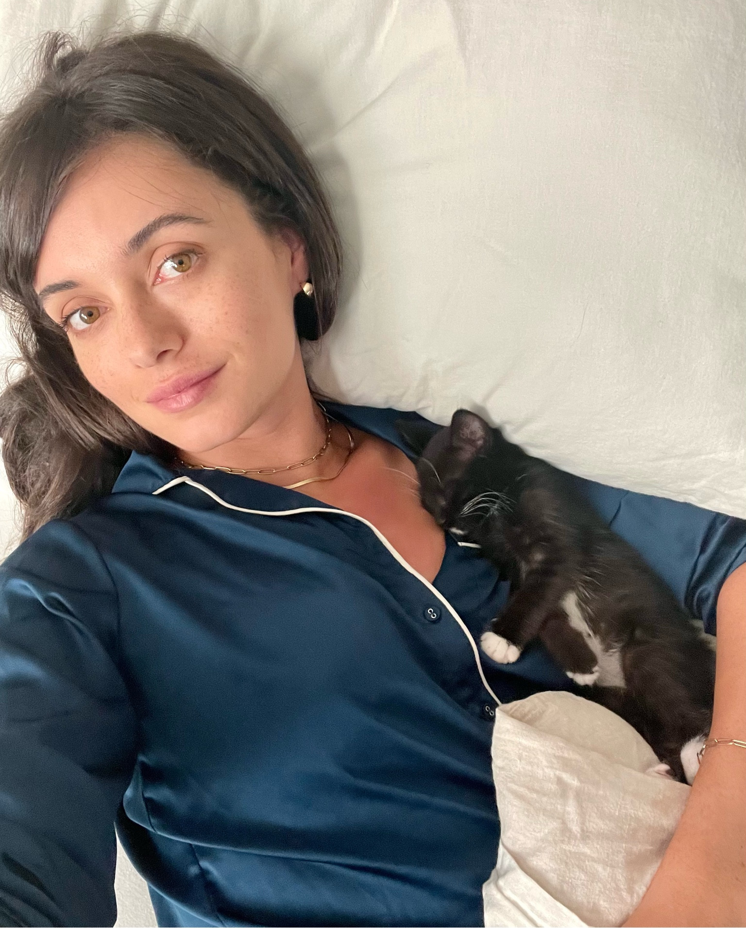 Perfect for cuddling 🥰 
-
-
We’ve all heard about the benefits of silk sheets & pillowcases, but I’m more of a silk pj’s kind of girl. The price points vary, but the luxury is unmatched (kitten not included)