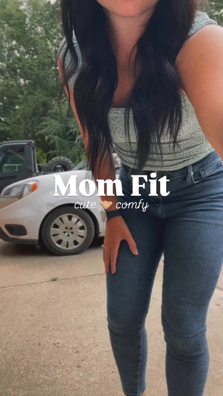 Mom fit — @amazon top @goodamerican jeans + @target sandals 😍

Cute 🤝🏼 comfy 