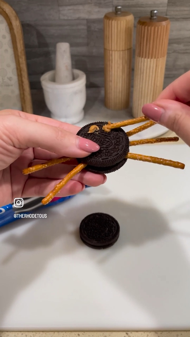 Oreo Spiders, Halloween, Halloween snack 

#LTKkids