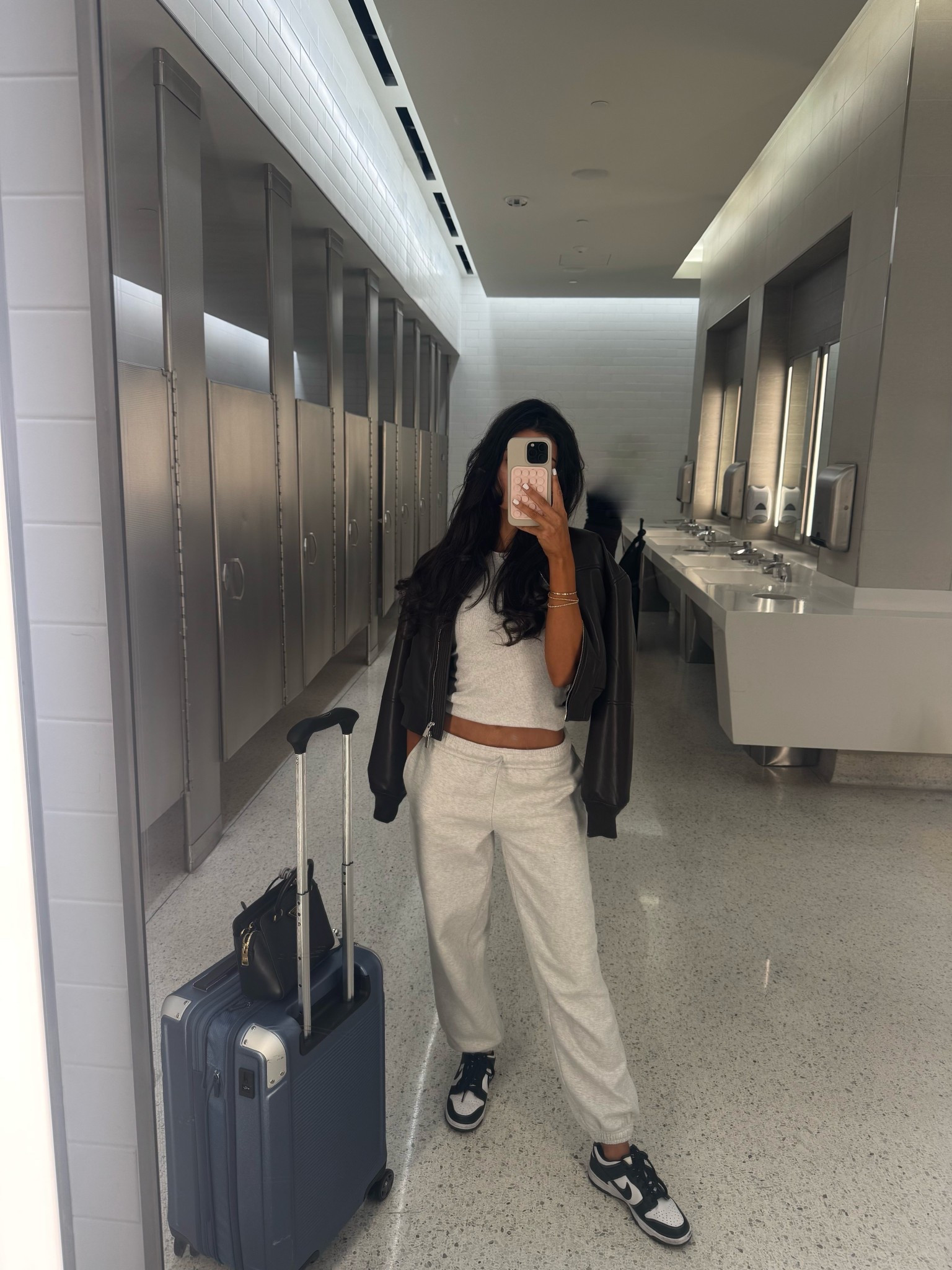 Comfy airport outfit

Jacket — XS
Jogger — XS
Sneakers — true to size

#LTKSeasonal #LTKFindsUnder50 #LTKStyleTip