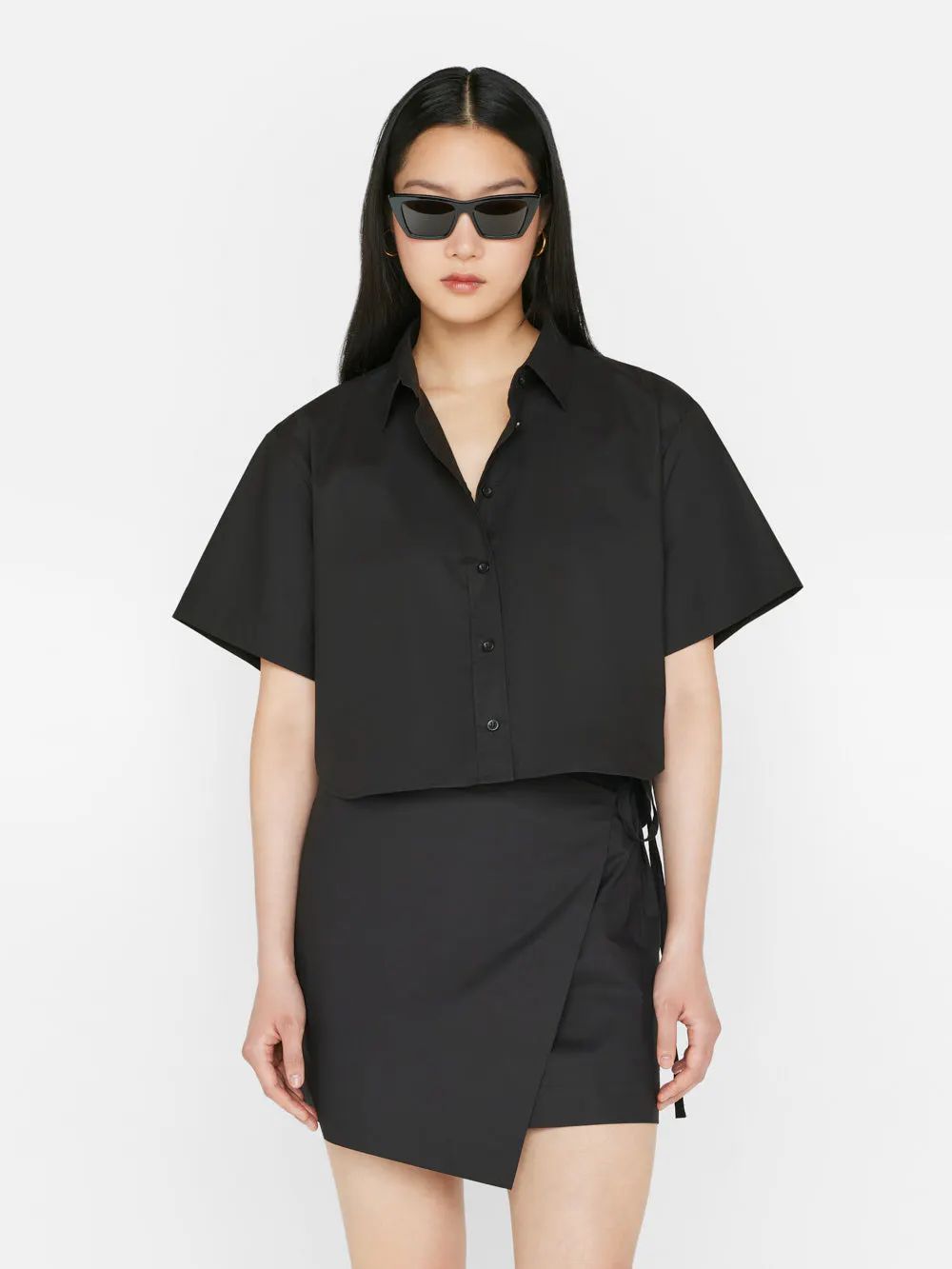 Cropped Short Sleeve Shirt -- Noir | Frame Denim