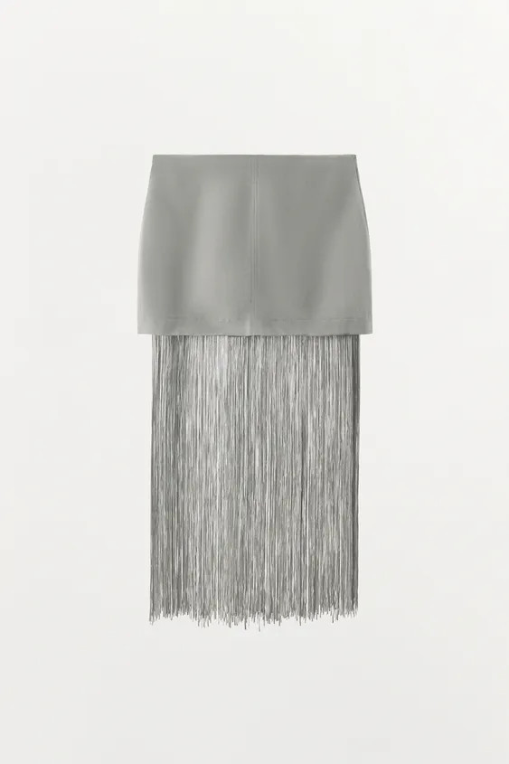 Low-rise mini skirt made from a viscose and linen blend. Featuring a hem finished with matching f... | Zara UK