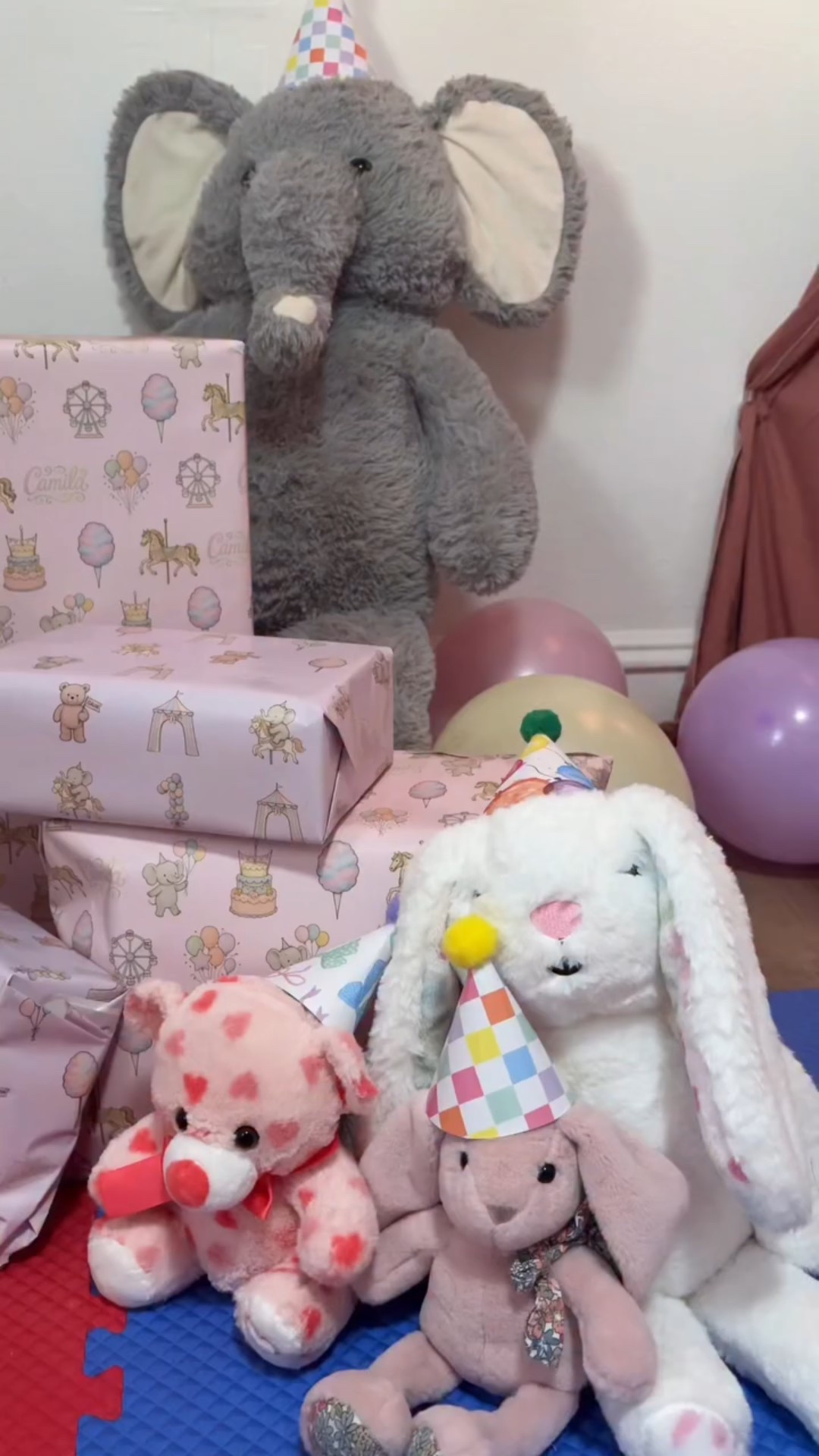 Birthday morning for our girls turning one and two looked like this. Soft, simple, and full of love 🤍
.
.
.
.
first birthday • second birthday • birthday morning • toddler birthday • baby birthday