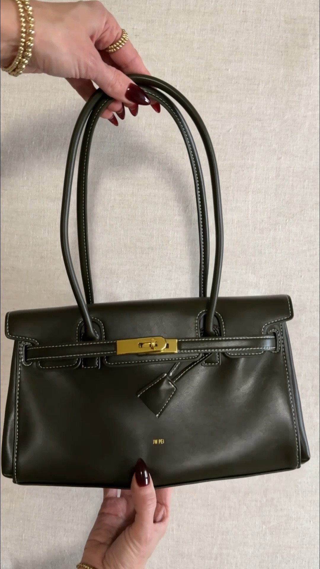 to be clear this is not a fake $30000 birkin bag.  it is clearly branded by jw pei.  it is 100 per cent inspired by the birkin etoupe 😌. but not everyone has 30 grand for a bag so it's ok 

#birkin #birkinetoupe #designerinspired