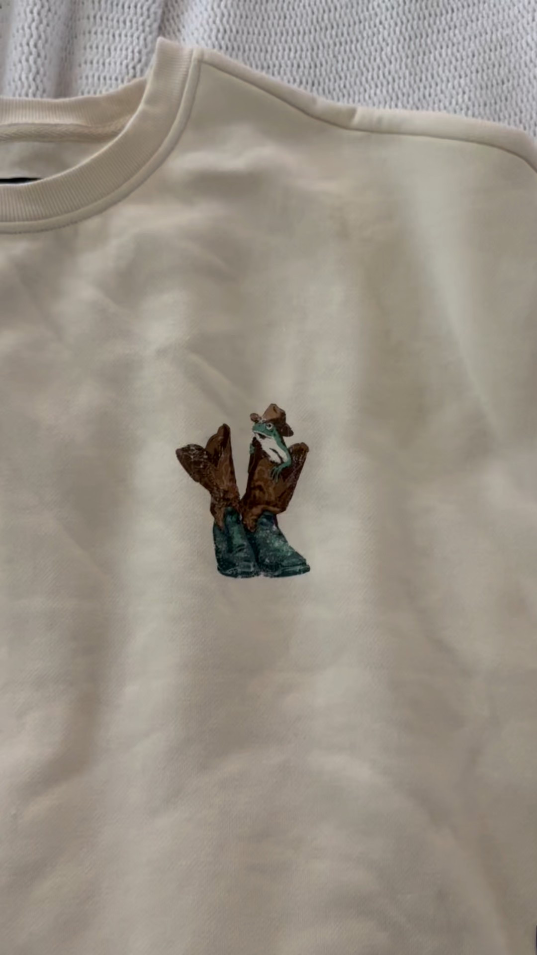 The sweatshirt I’ll be grabbing all fall👢🐸🍂

Grabbed a size large for oversized fit

Sweatshirt | crewneck | fall outfits | graphic crewneck | comfy outfit inspo | 

#LTKFindsUnder50 #LTKStyleTip #LTKPetite