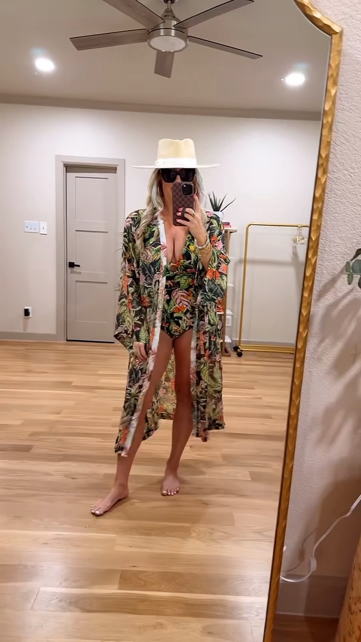 The fit and print of this is SO GOOD! Size medium!

#LTKootd #LTKTravel #LTKSeasonal