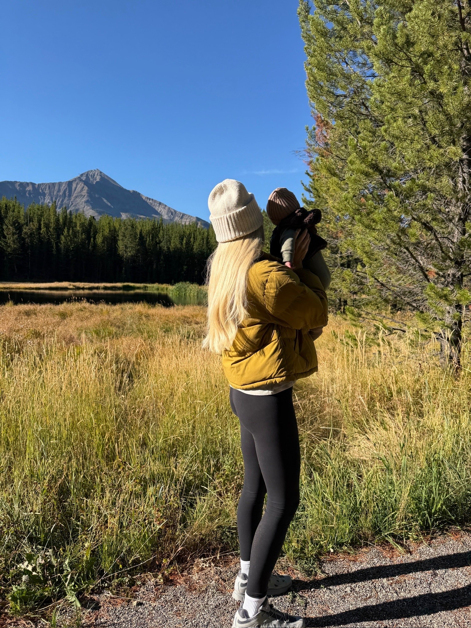 SIZE: 6 in jacket, 4 in leggings (28”), shoes run tts! #kathleenpost

Mountain vacay vibes, Montana outfit Inspo, walking outfit

#LTKootd #LTKmomlife #LTKBaby