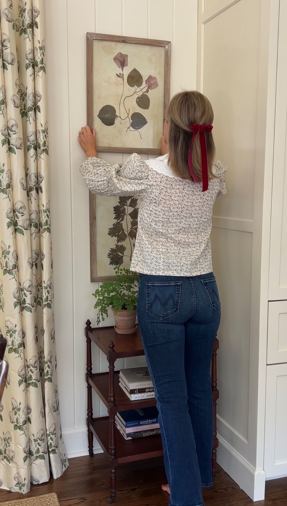 A soft start to fall 🍁 This season I’m leaning into classic textures, warm colors, and pieces that feel both fresh and familiar. Linked every last detail on LTK, from the gingham to the iconic cabbage leaf plates. Tap to shop!✨ @birchlane #mybirchlane #birchlanepartner #LTKhome #earlyfallstyle #southernhospitality