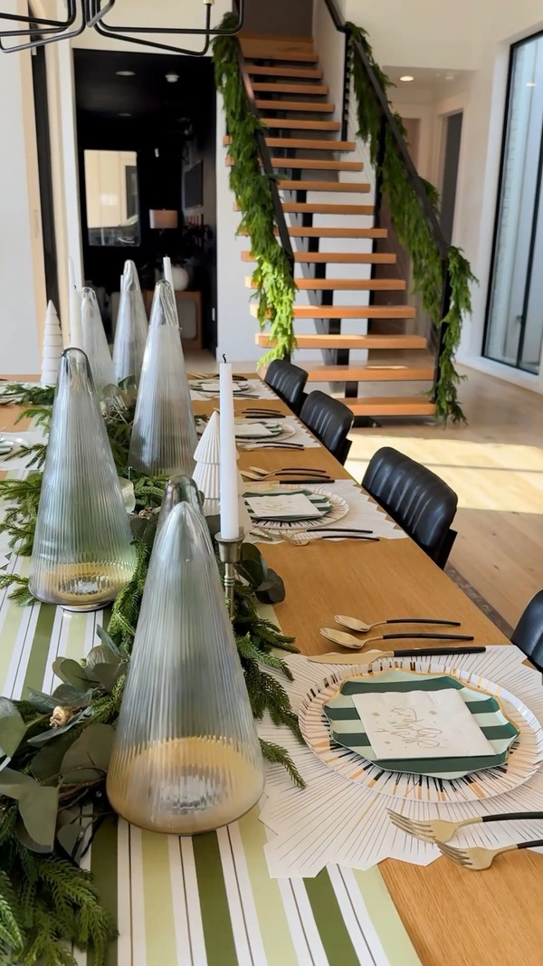 Hosting for the holidays just got easier with this stunning table setting from…