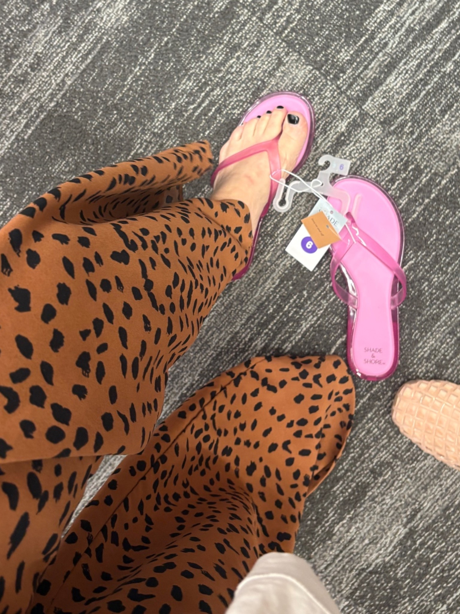 Pink jelly flip flops. Not wide foot friendly but nice quality if you have an average to slim foot!

#LTKMothersDay