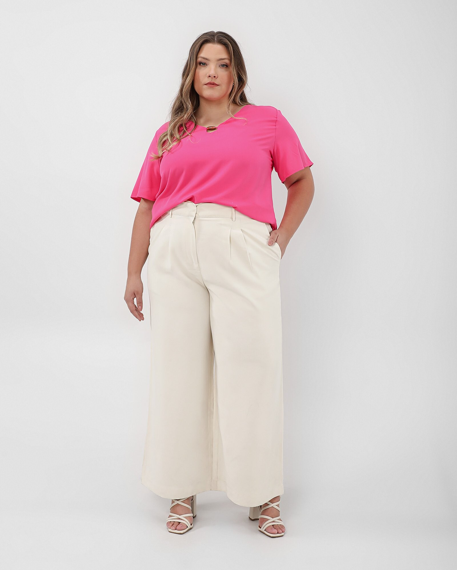 Calça plus size feminina reta alfaiataria bege | AK Plus by Riachuelo | Riachuelo (BR)