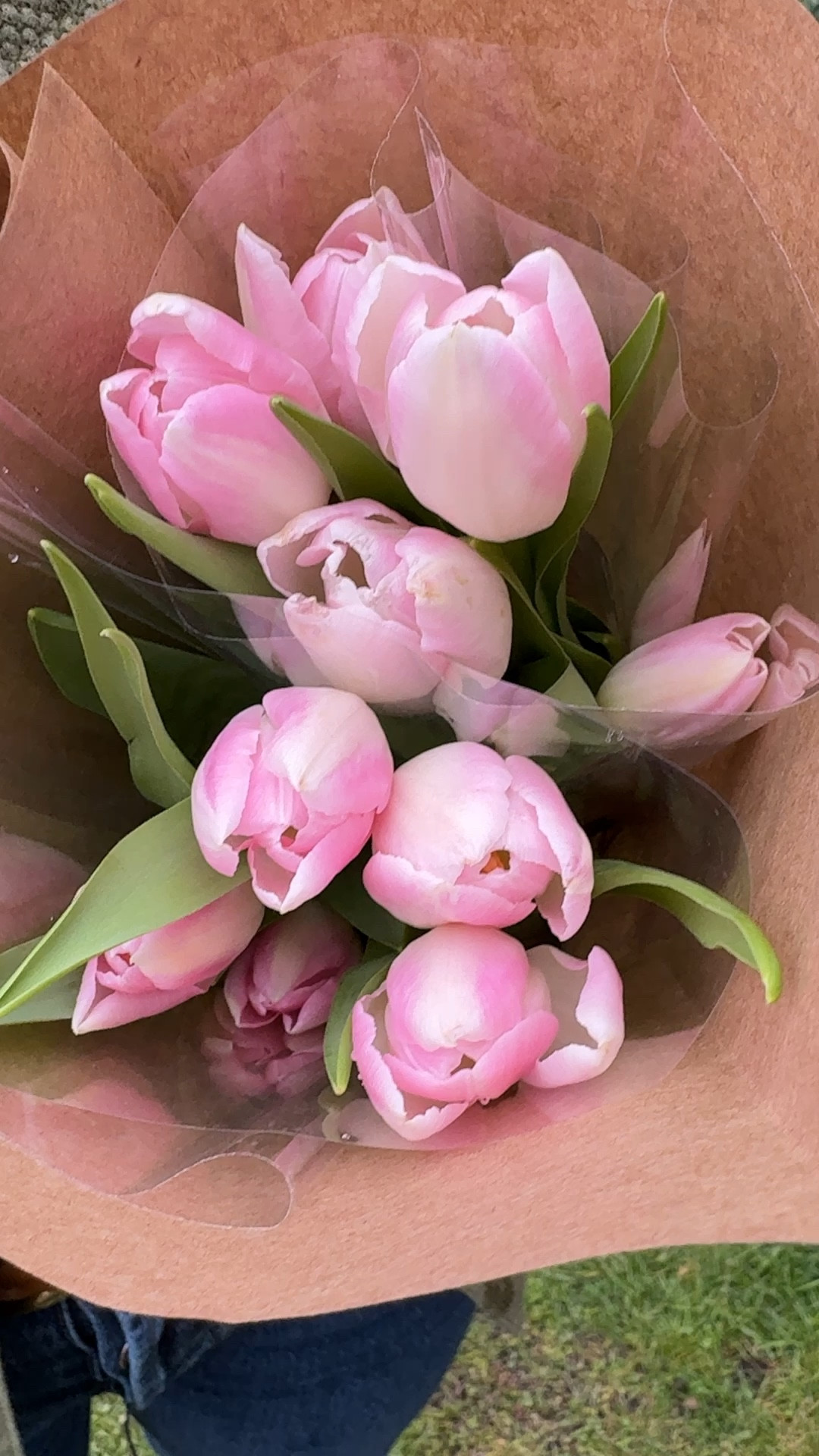 Just keeping it real trying to get a pic/video with kids around 🤣 

I’ve worn this @bashparis vest twice and have gotten so many questions on it so wanted to share a closer look 💚 I love the green for spring but it is something you could also wear in the fall!
