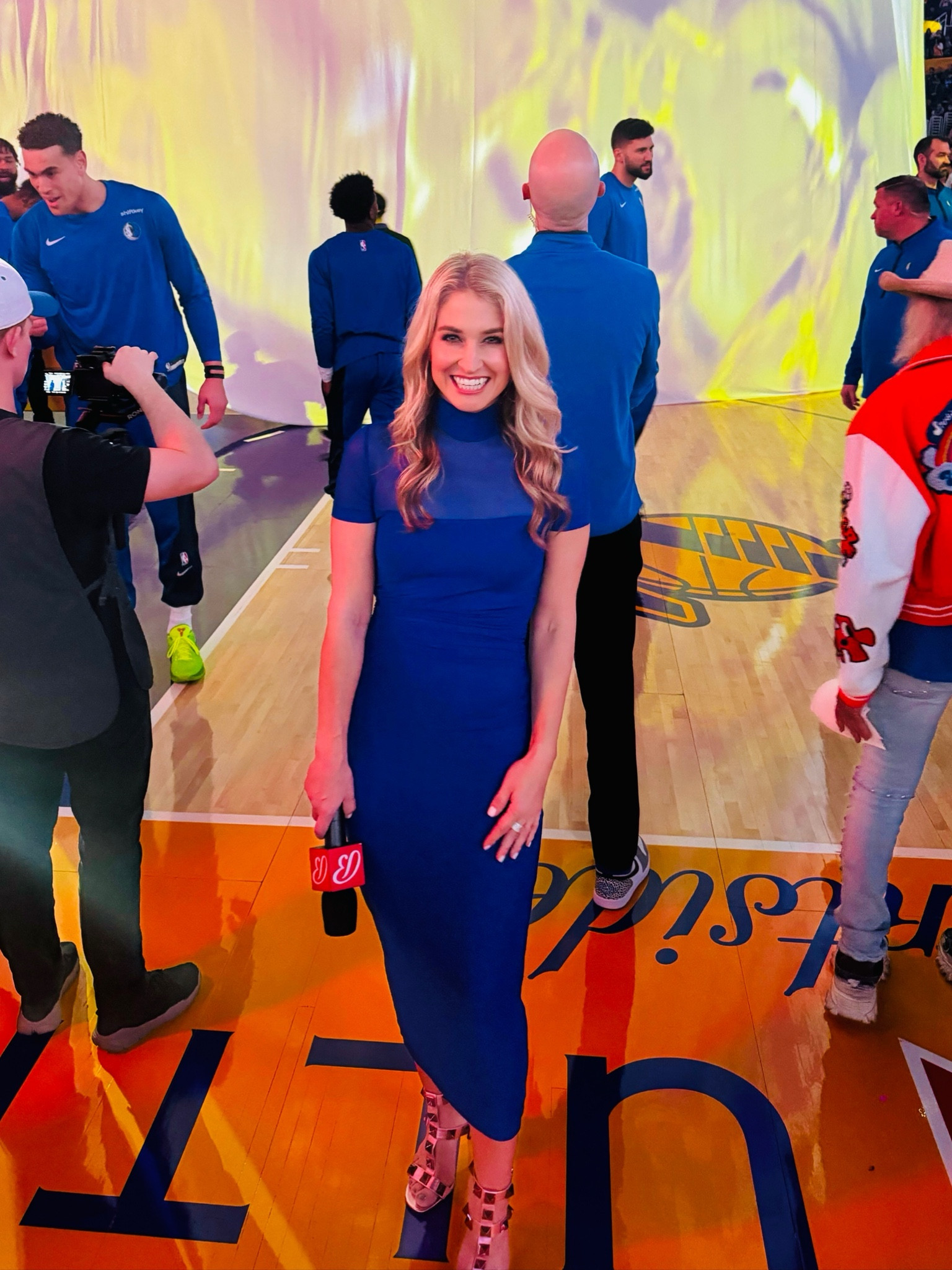 Still acting like it’s not totally awkward to take a picture by yourself in front of all these people… 🤣📷🤷🏼‍♀️😎 #Lakers #Mavs