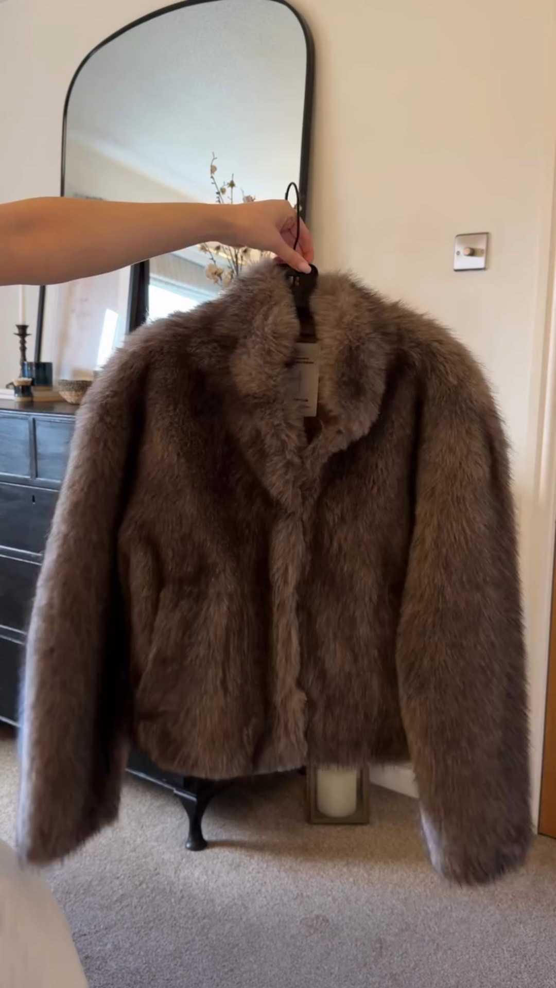 A simple way to style a fur coat this winter. 🤎

@fabrique.official #furcoat #winterfashion #ootd #winterstyle #chicstyle