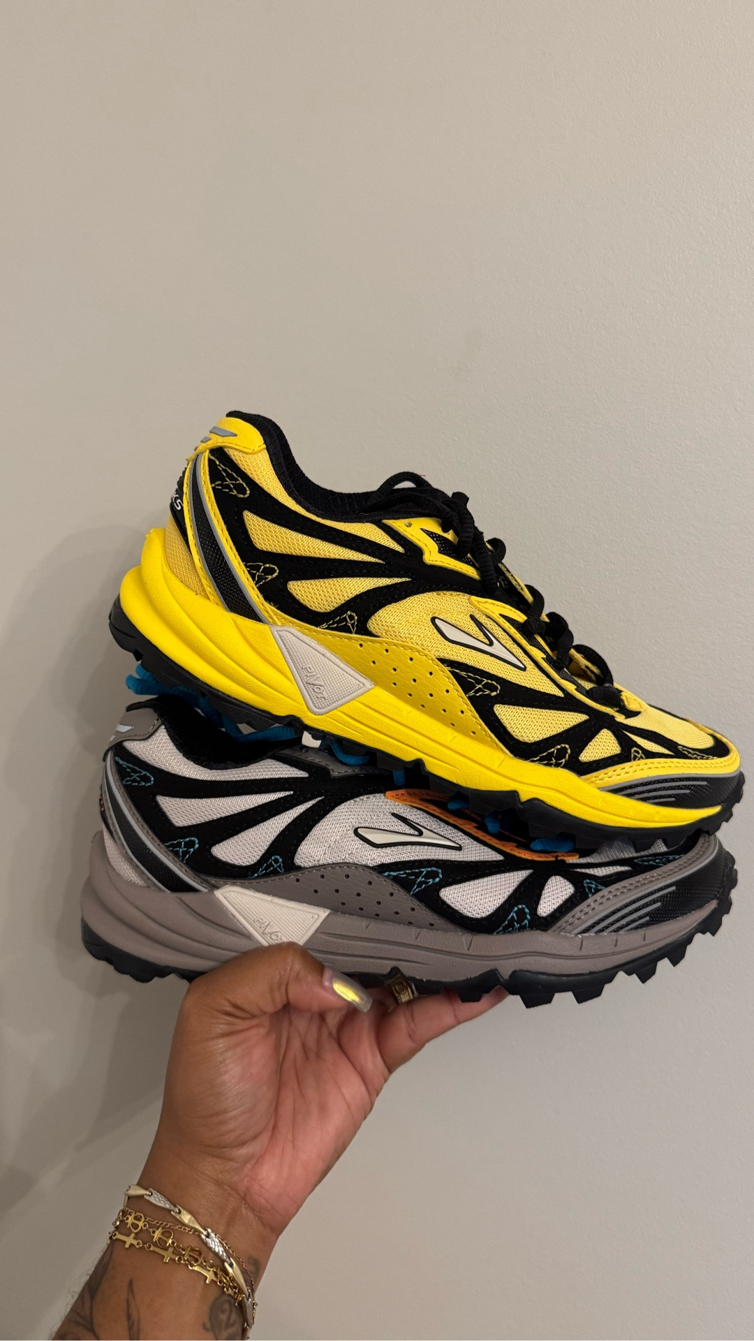 Unboxing my new Brooks, where comfort meets lifestyle! 10/10 

#LTKfitnessgoals