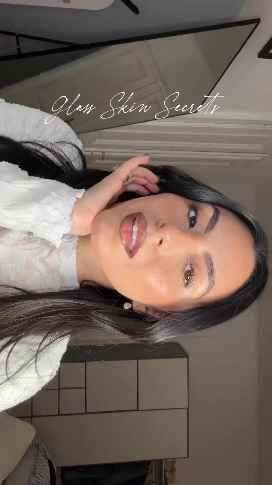 My secrets for a Glass Skin✨🤍 I will leave the link 🔗 to buy the products in my highlights 🌸 

Products: 
@yomebeautystore Tirtir toner + Numbuzin Essence n9 + Mixsoon Bean Cream 
@armanibeauty luminous silk foundation + @morphebrushes_uk buttery blends flat foundation brush 
@charlottetilbury airbrush concealer + airbrush setting spray + liquid contour + powder bronzer 
@lancomeofficial tint Idole 
@chanel.beauty cream blush shade rosewood 
@hudabeauty easy bake duo + blush filter palette 
@lorealparis infallible setting spray