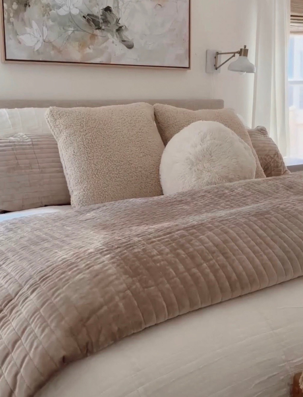 The coziest velvet quilt set for fall and winter! 
🤎
I love the rich brown color because it works beautifully as a neutral for fall bedding and transitions so well into winter.