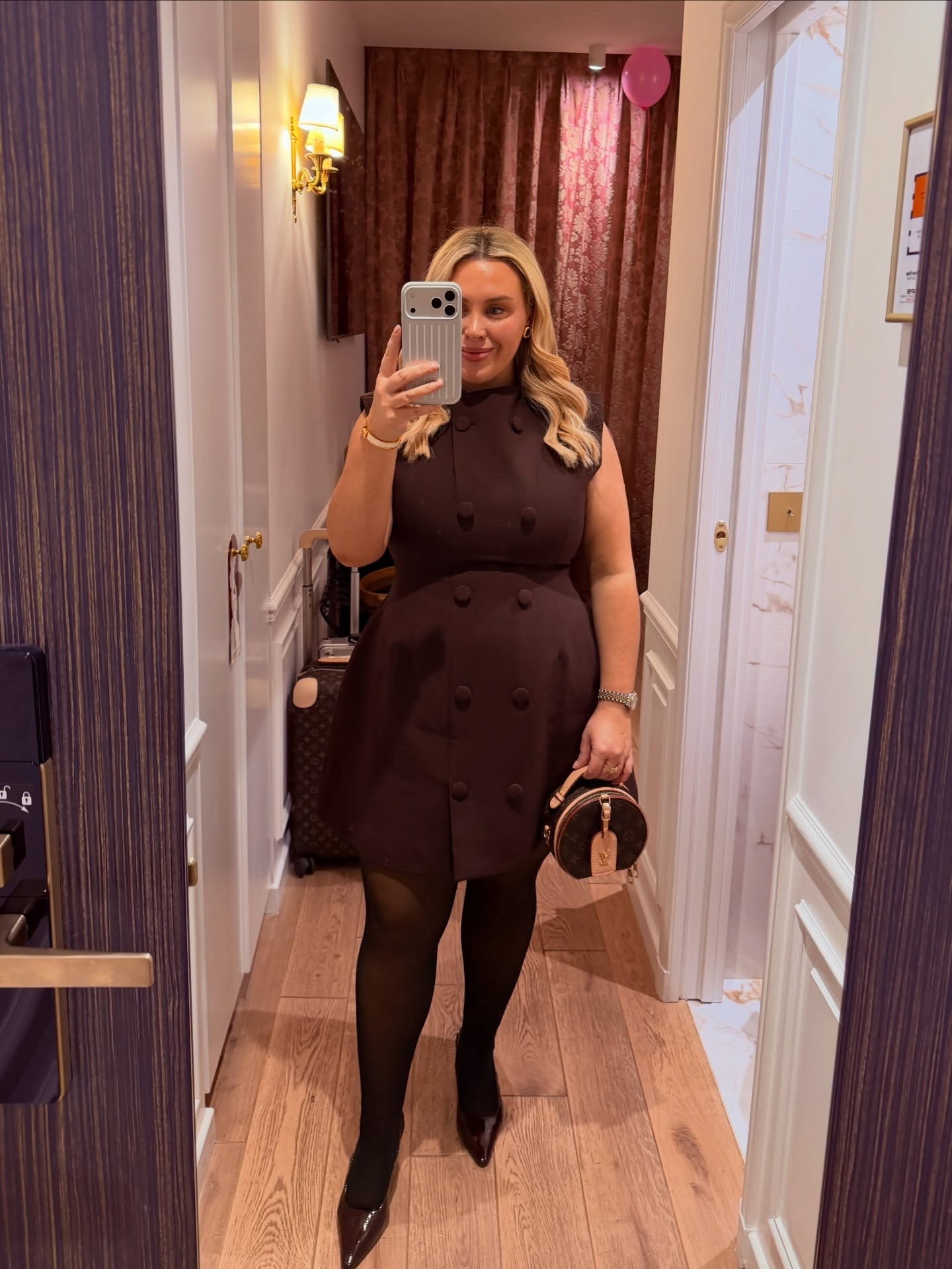 Celebrated my birthday at the viral @gigi_restaurant 🥂🍝

Seeing my birthday in at midnight with the Eiffel tower sparkling in the view! ✨ 

Wearing @oddmuselondon what do you think girls? 

#birthday #gigiparis #birthdayinparis #placestogoinparis #oddmuse